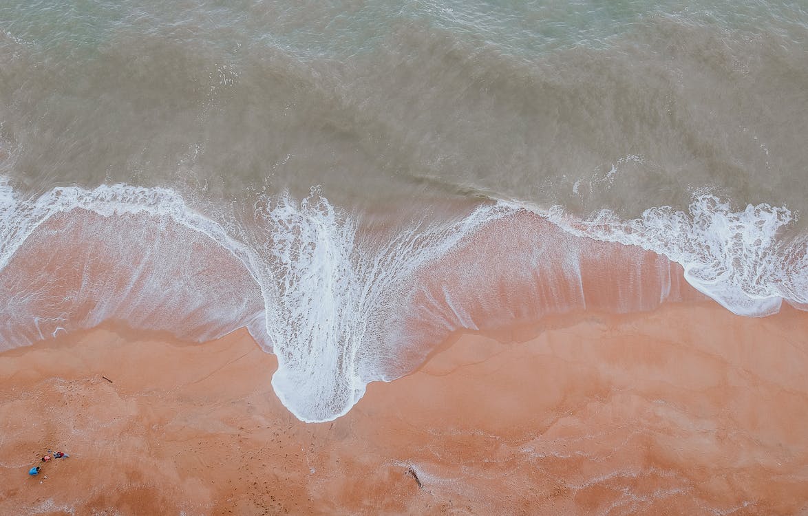  Ruhiges Hintergrundbild 1174x750. Ruhiges Gewässer Neben Sand · Kostenloses Stock Foto