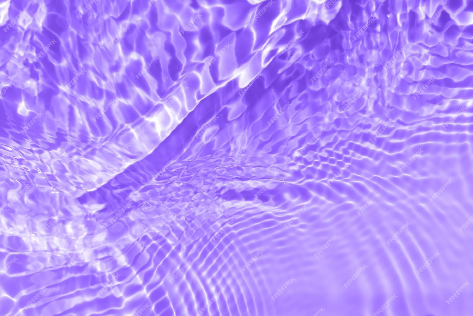  Ruhiges Hintergrundbild 2000x1335. Lila wasser mit wellen auf der oberfläche defokussieren sie verschwommenes, transparentes, rosafarbenes, klares, ruhiges wasser
