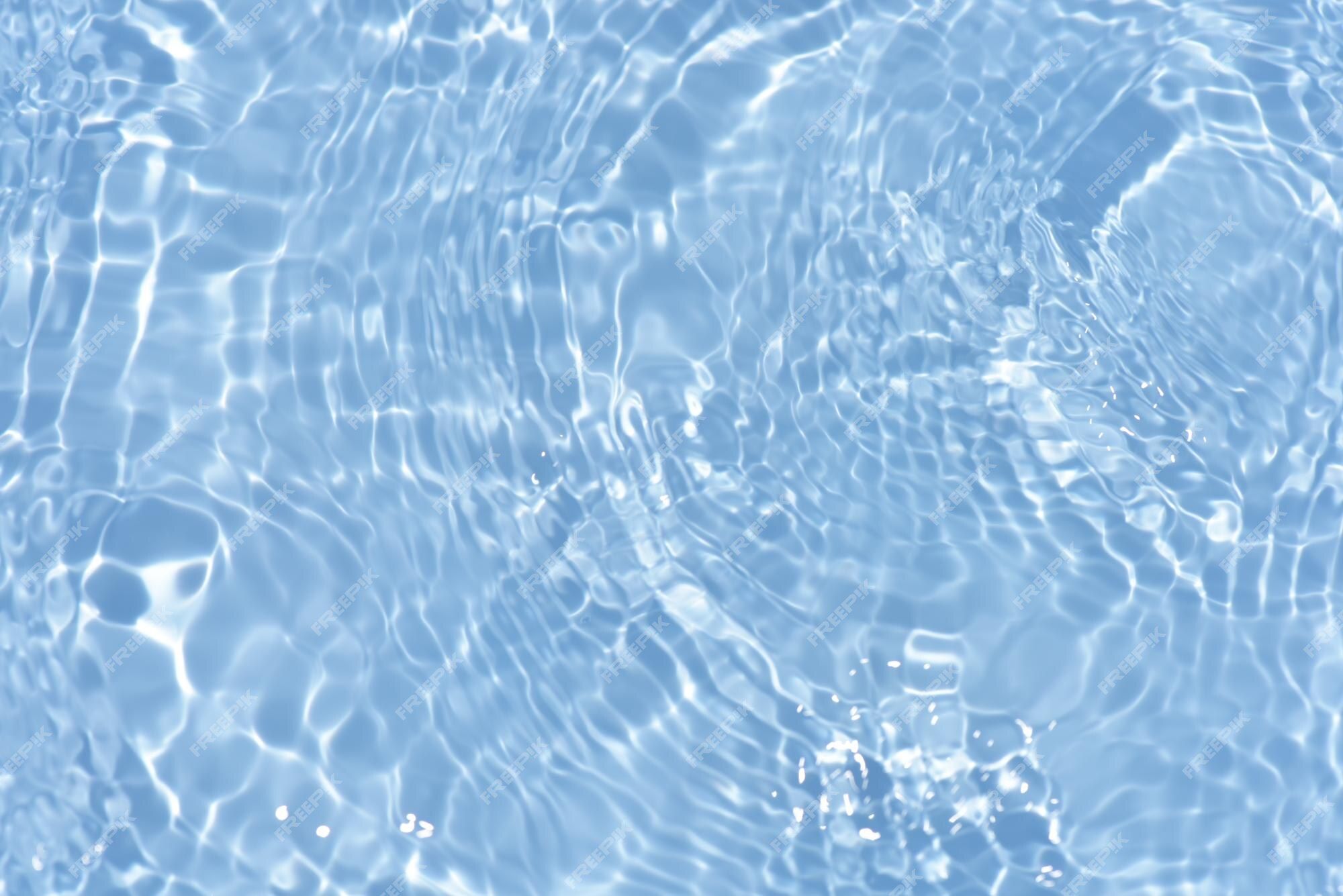  Ruhiges Hintergrundbild 2000x1335. Blaues wasser mit wellen auf der oberfläche unscharfes, transparentes, blau gefärbtes, klares, ruhiges wasser