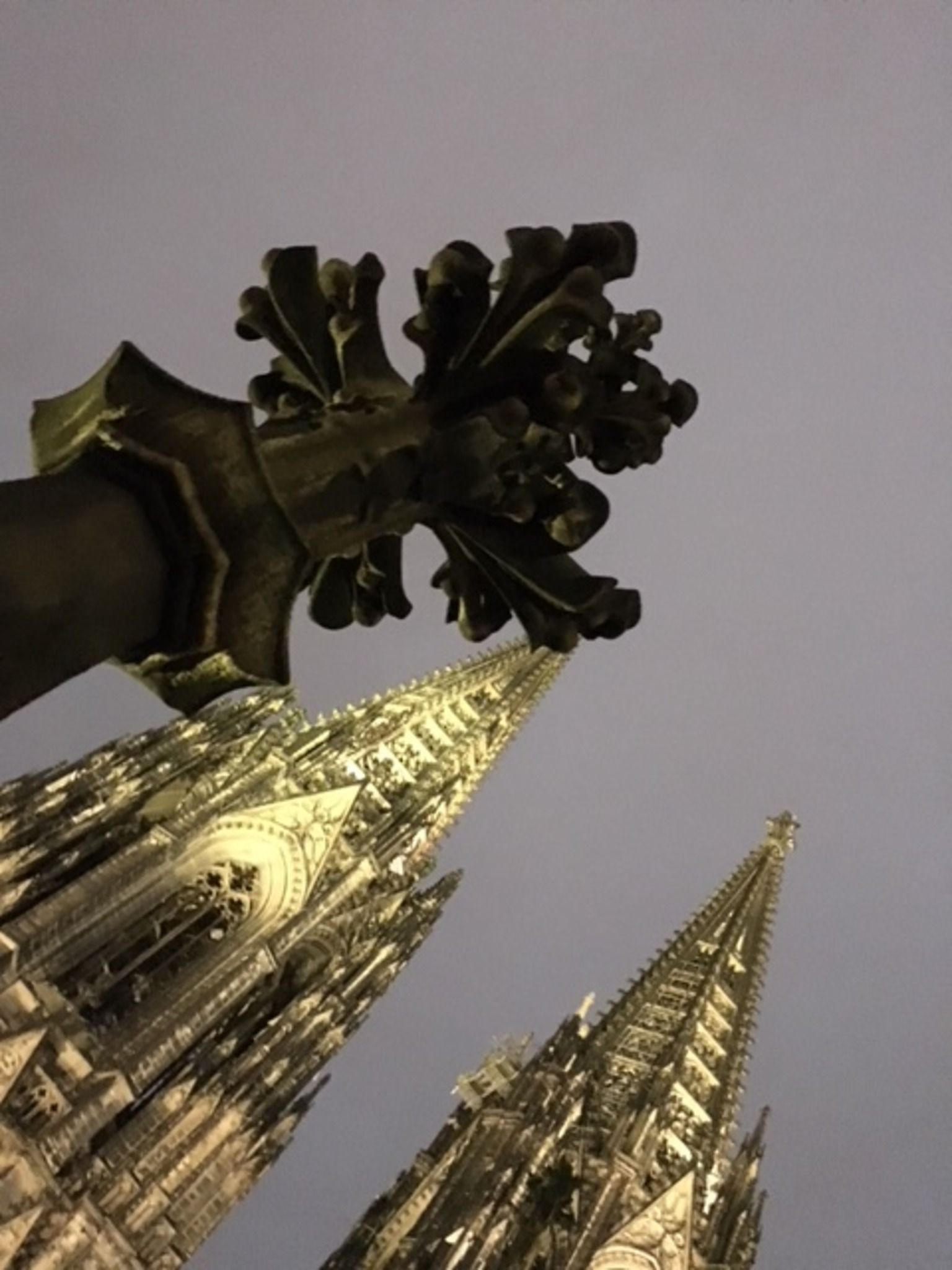  Kölner Dom Hintergrundbild 1536x2048. Der Kölner Dom ist die zentrale Kirche des Erzbistums Köln und verfügt daher über eine überaus reiche künstlerische Ausstattung; wie schön, das es sie gibt, die Türme vom Dom zu Köln
