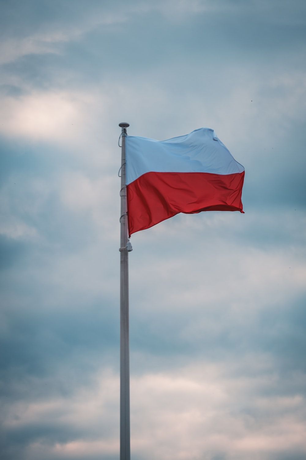  Polen Hintergrundbild 1000x1500. Foto Zum Thema Blau Weiße Flagge Unter Weißen Wolken