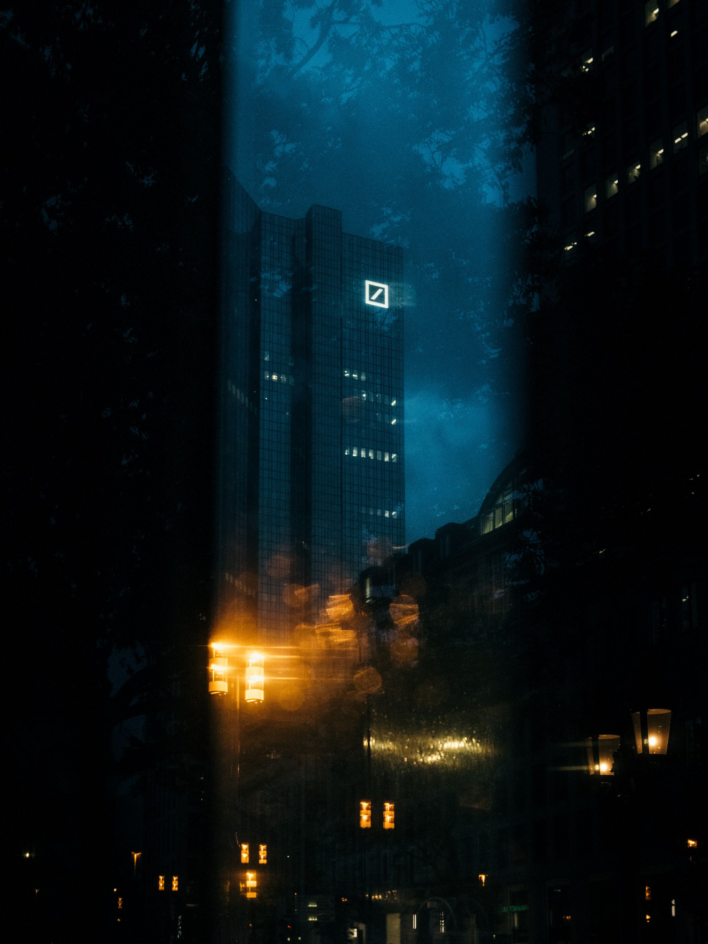  New York Bei Nacht Hintergrundbild 2250x3000. ext: Deutsche Bank // New York Times