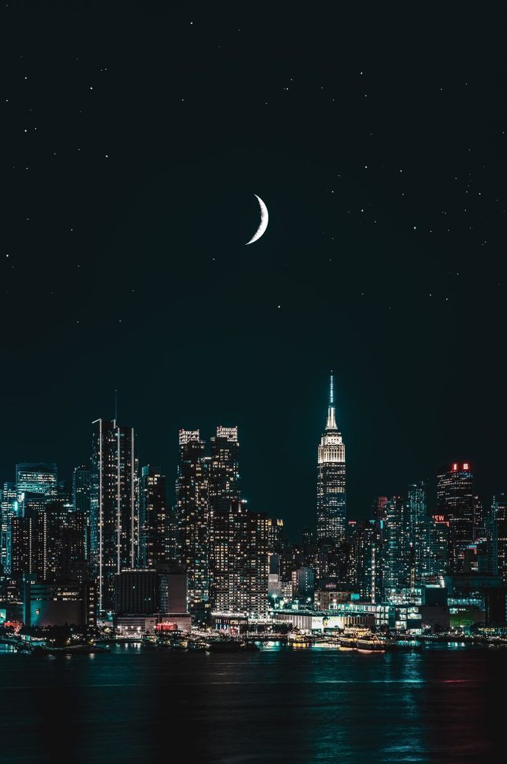  New York Bei Nacht Hintergrundbild 736x1108. Moon Over NYC at Night. New york wallpaper, City wallpaper, City background