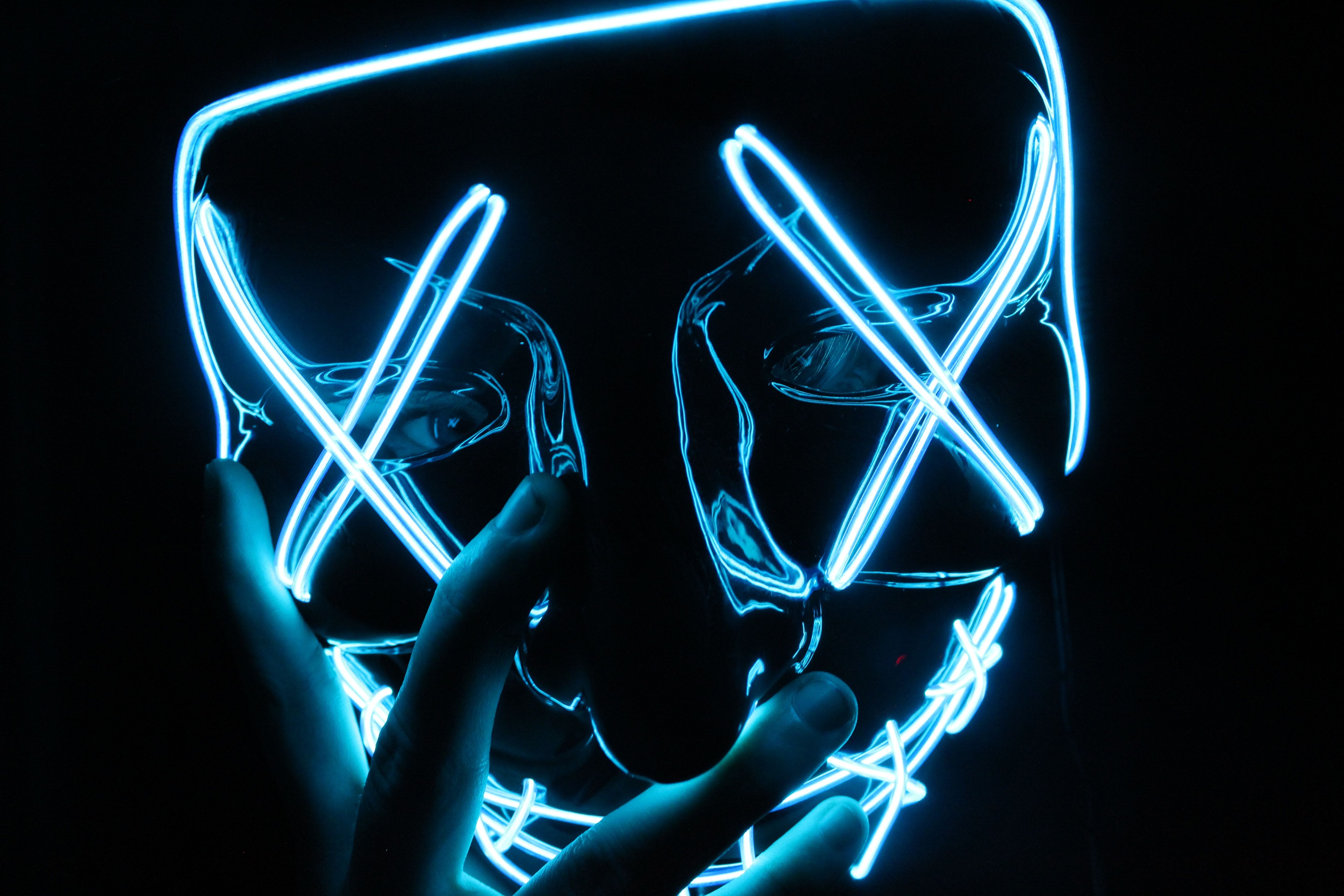  Neon Gestalten Hintergrundbild 5184x3456. Person, Die Beleuchtete Blaue Led Maske Trägt · Kostenloses Stock Foto