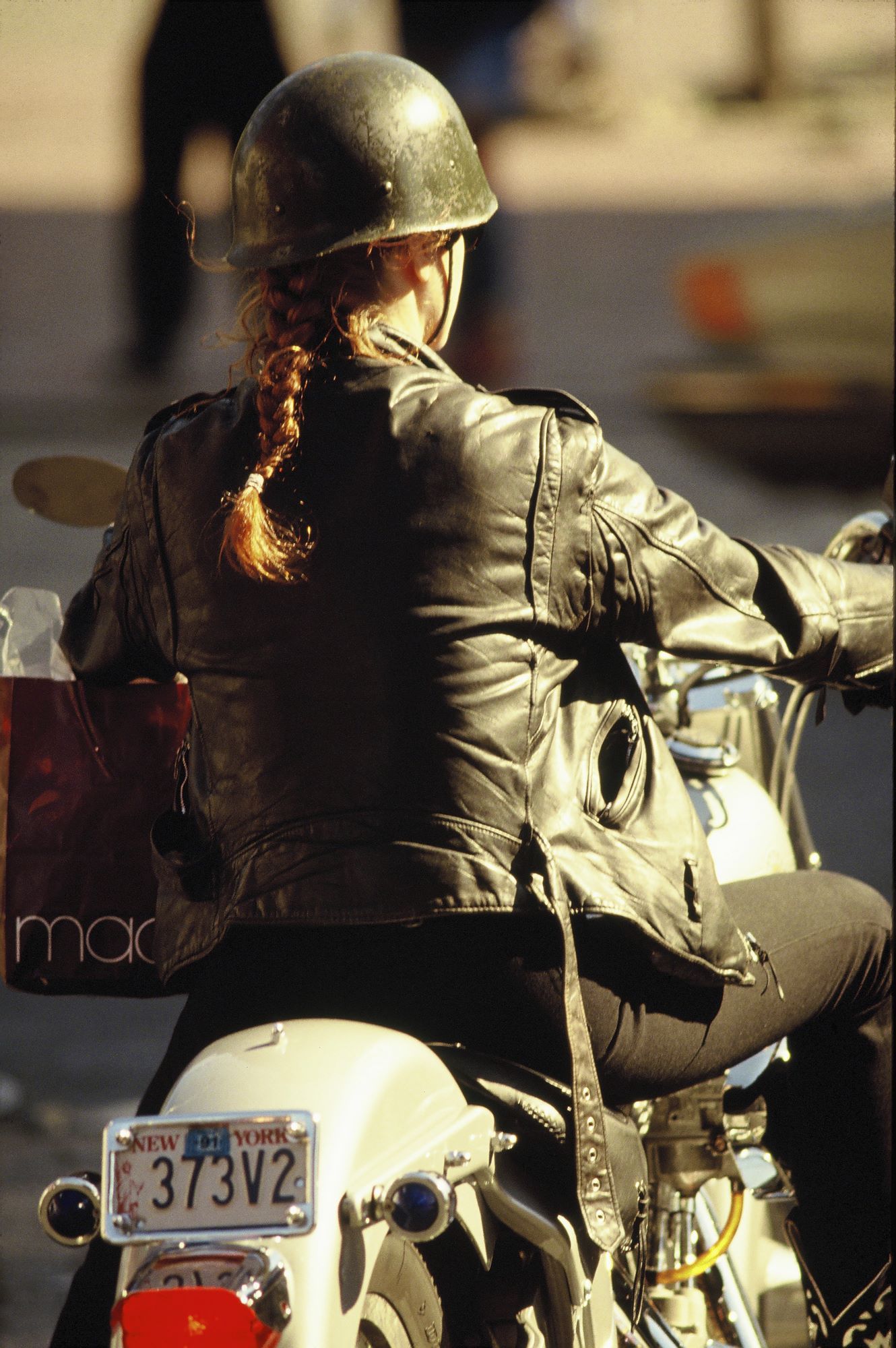  Motorrad Girl Hintergrundbild 1330x2000. Biker Girl WALLPAPER.COM & Foto Tapeten Von Renommierten Designern. Gestalte Deine Eigene Fototapete In Unserem Tapetenshop. Hochwertige Design Wallpaper, Trend Und Luxustapeten Für Heim & Gewerbe