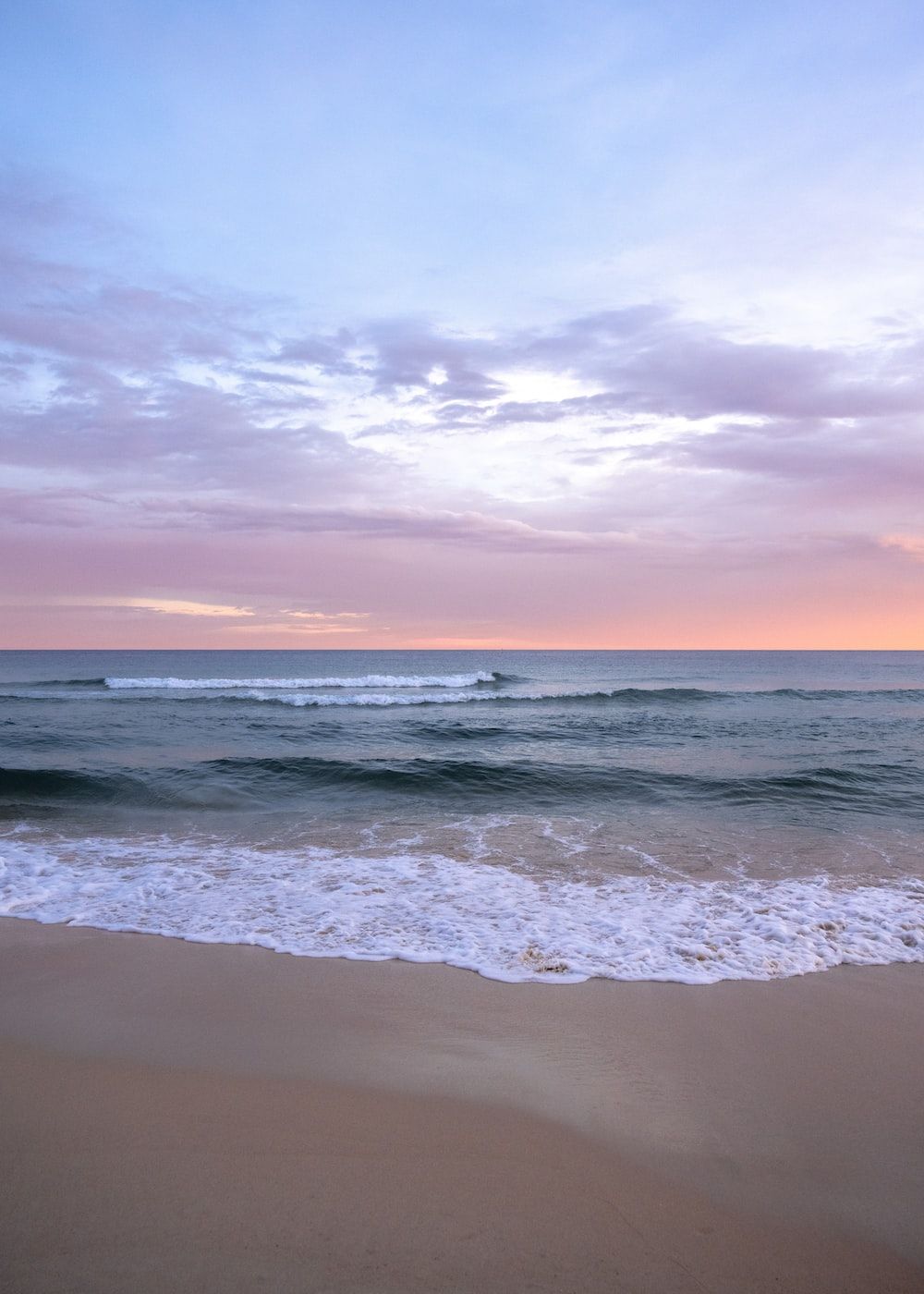  Meer Strand Hintergrundbild 1000x1400. Foto zum Thema Ein Strand mit Wellen, die ans Ufer kommen