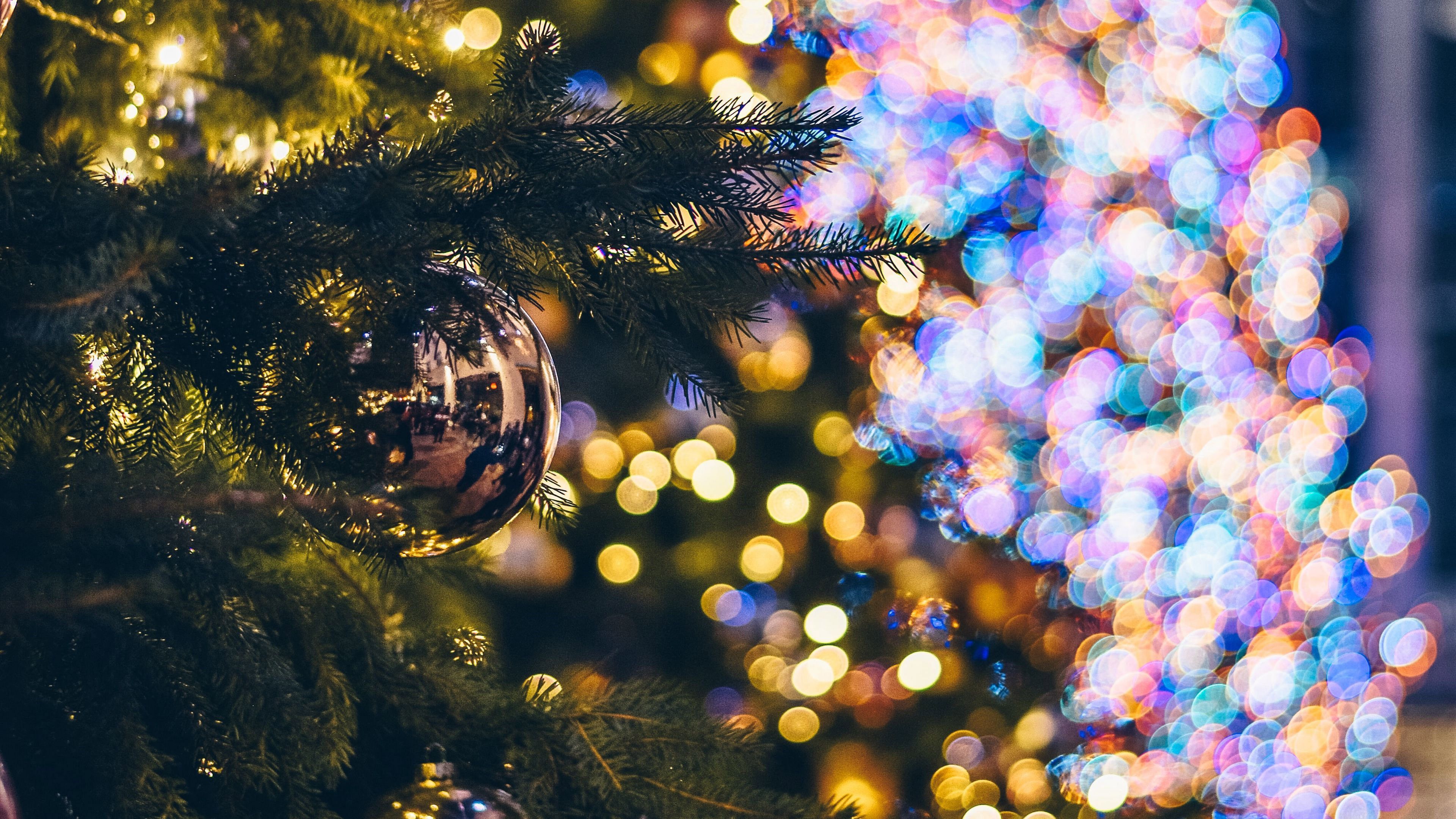  HD Weihnachten Hintergrundbild 3840x2160. Christmas Tree Decorations Garlands In Colorful Lights Bokeh Background 4K HD Christmas Wallpaper
