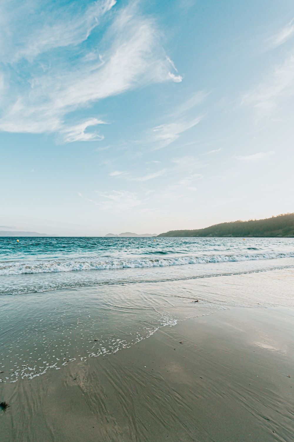  Meer Strand Hintergrundbild 1000x1500. Foto zum Thema Blaues Meer unter blauem Himmel tagsüber