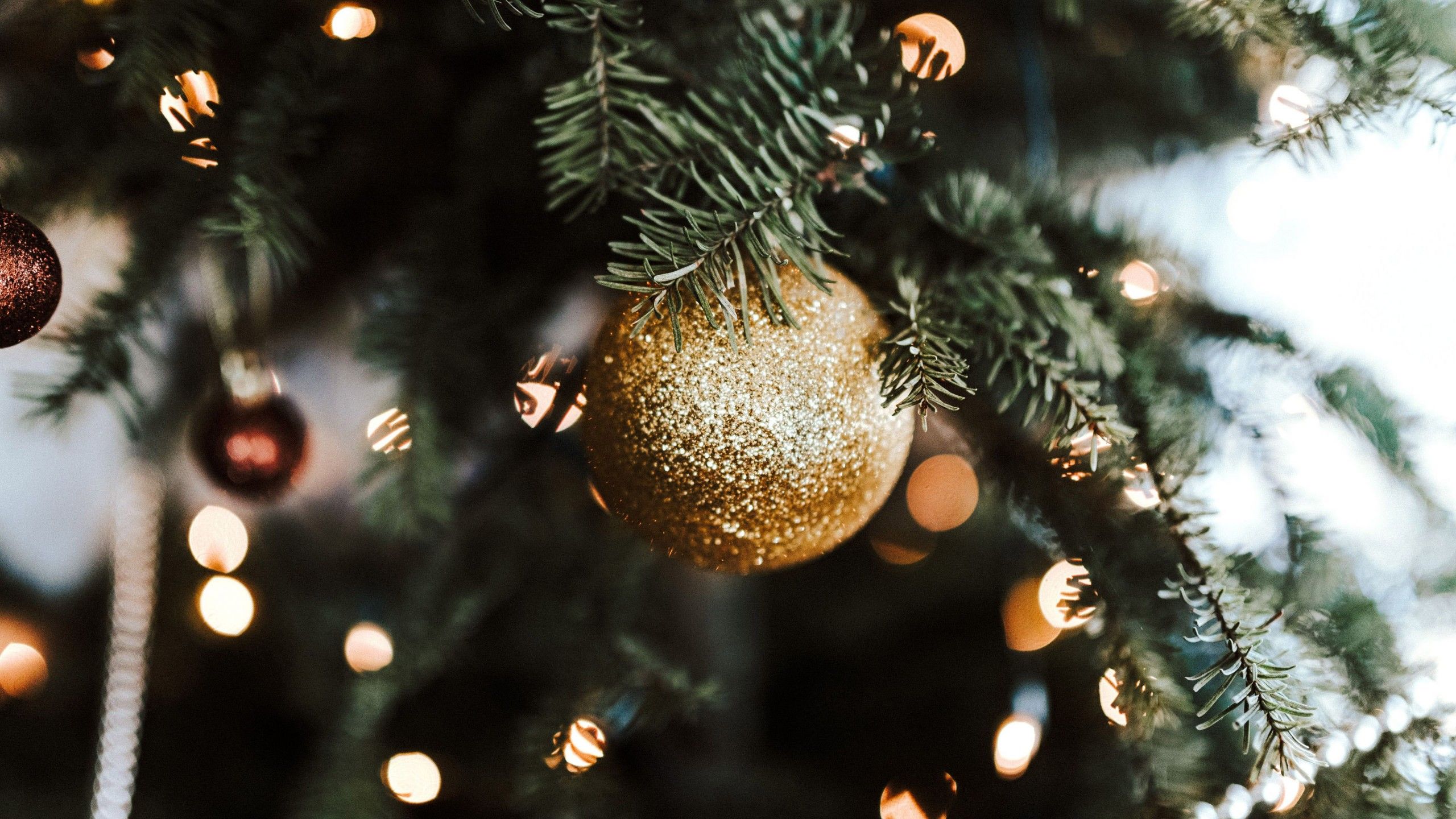  HD Weihnachten Hintergrundbild 2560x1440. Golden Glitter Christmas Tree Decoration Balls 4K HD Christmas Wallpaper