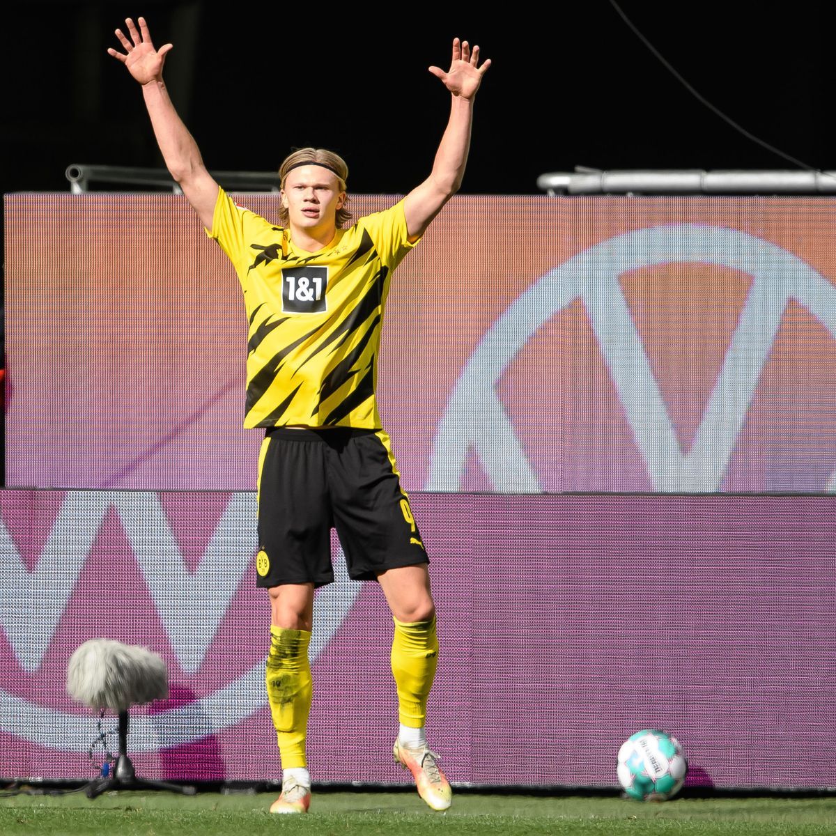 Borussia Dortmund Hintergrundbild 1200x1200. Erling Haaland Trifft Doppelt Für Borussia Dortmund: Die Ein Mann Super League