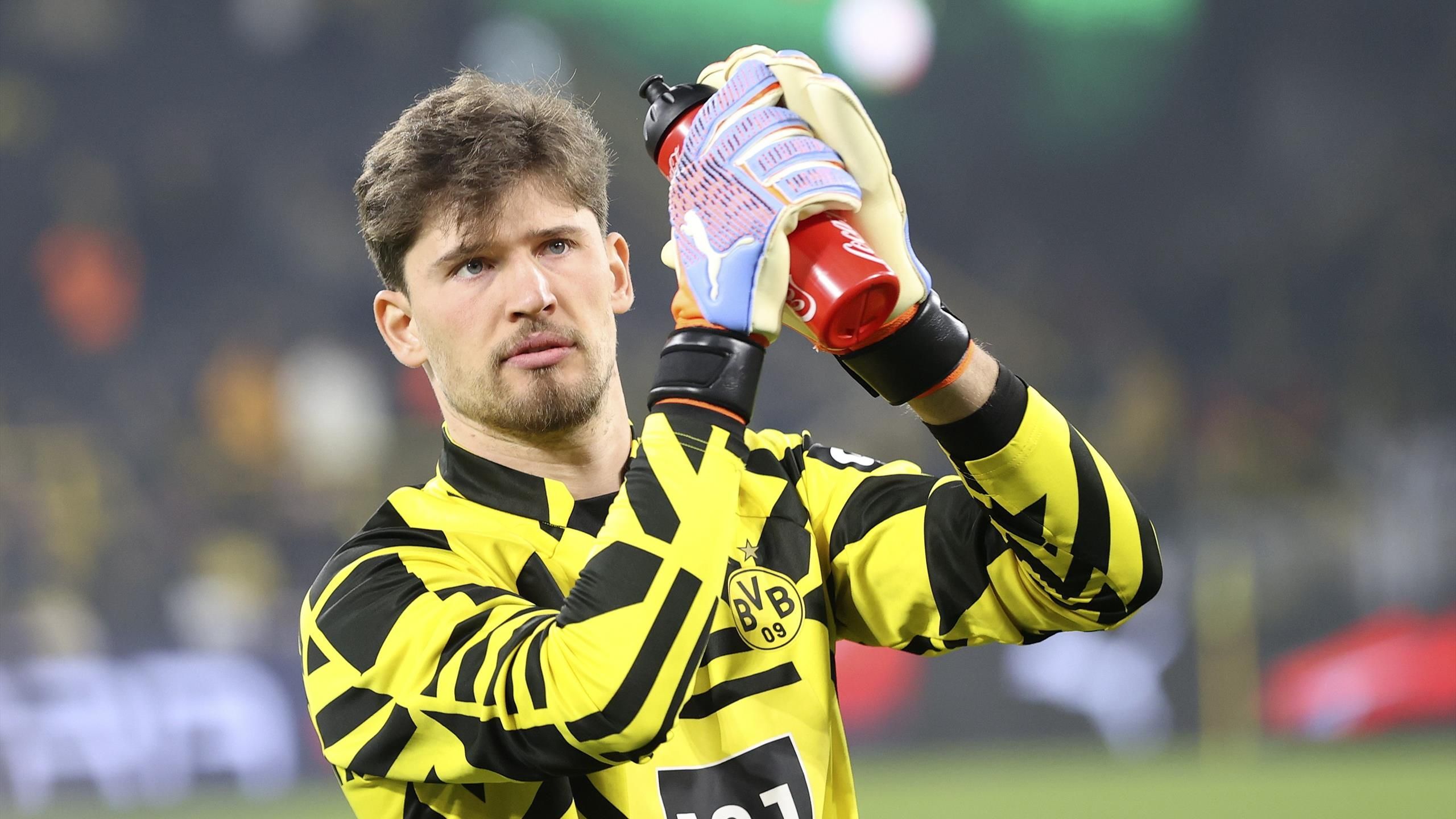 Borussia Dortmund Hintergrundbild 2560x1440. Gregor Kobel: Angeschlagener BVB Keeper Fliegt Mit Nach Londonßes Fragezeichen Hinter Einsatz