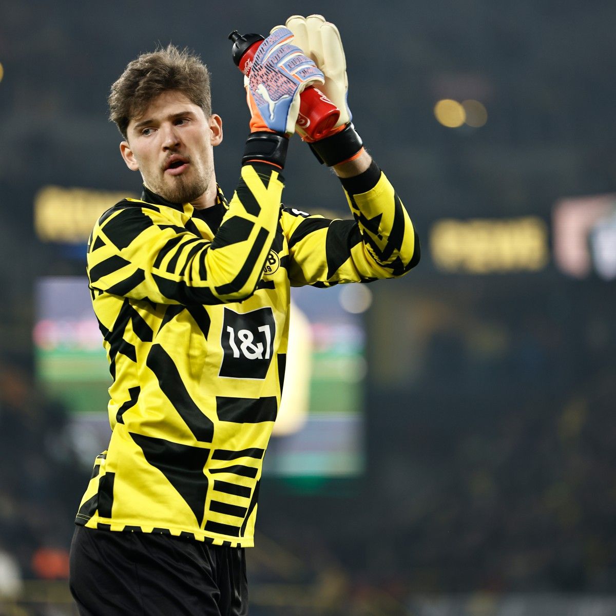 Borussia Dortmund Hintergrundbild 1200x1200. BVB bangt um Torhüter Gregor Kobel am Samstag