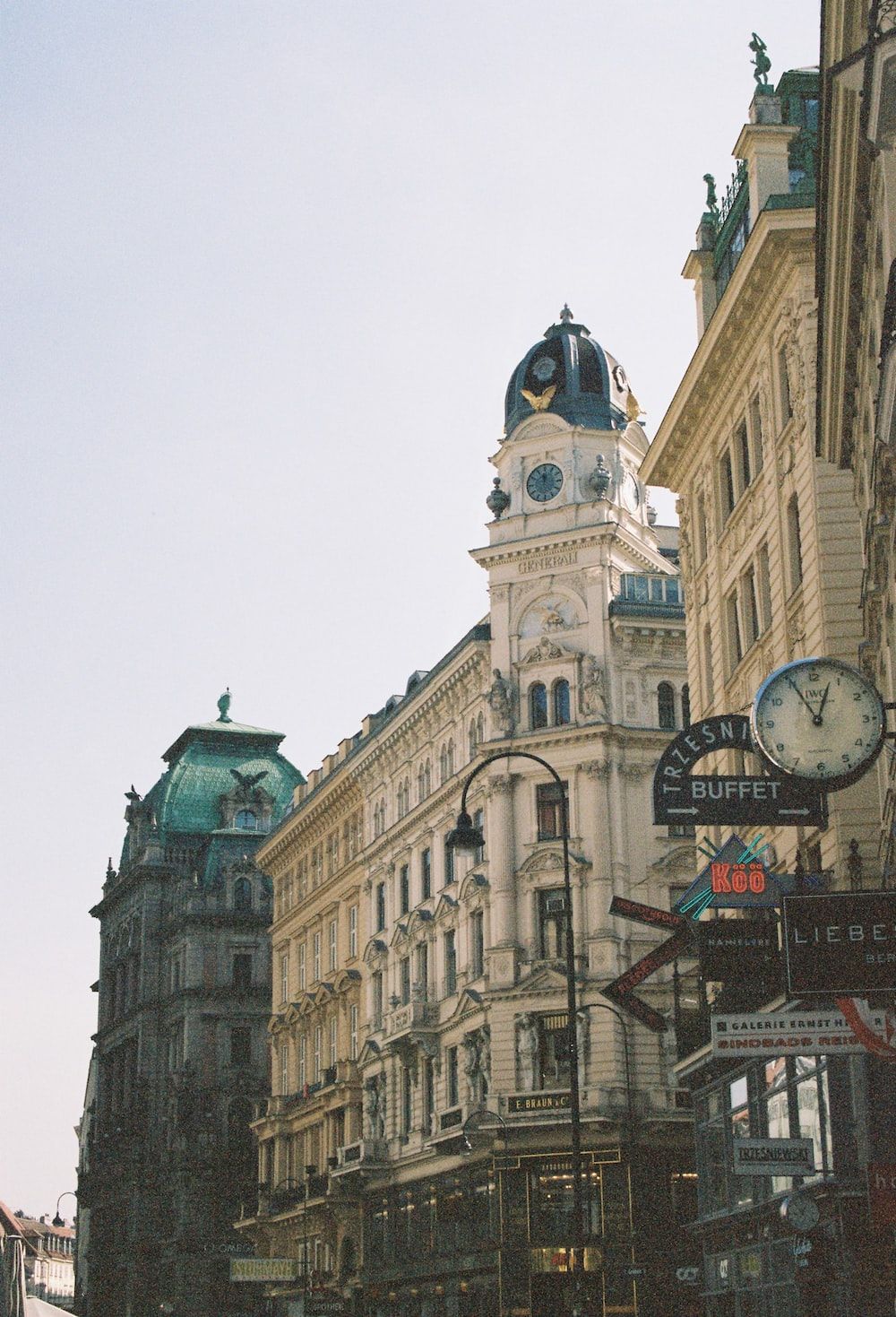  Wien Hintergrundbild 1000x1469. A clock tower on a building photo