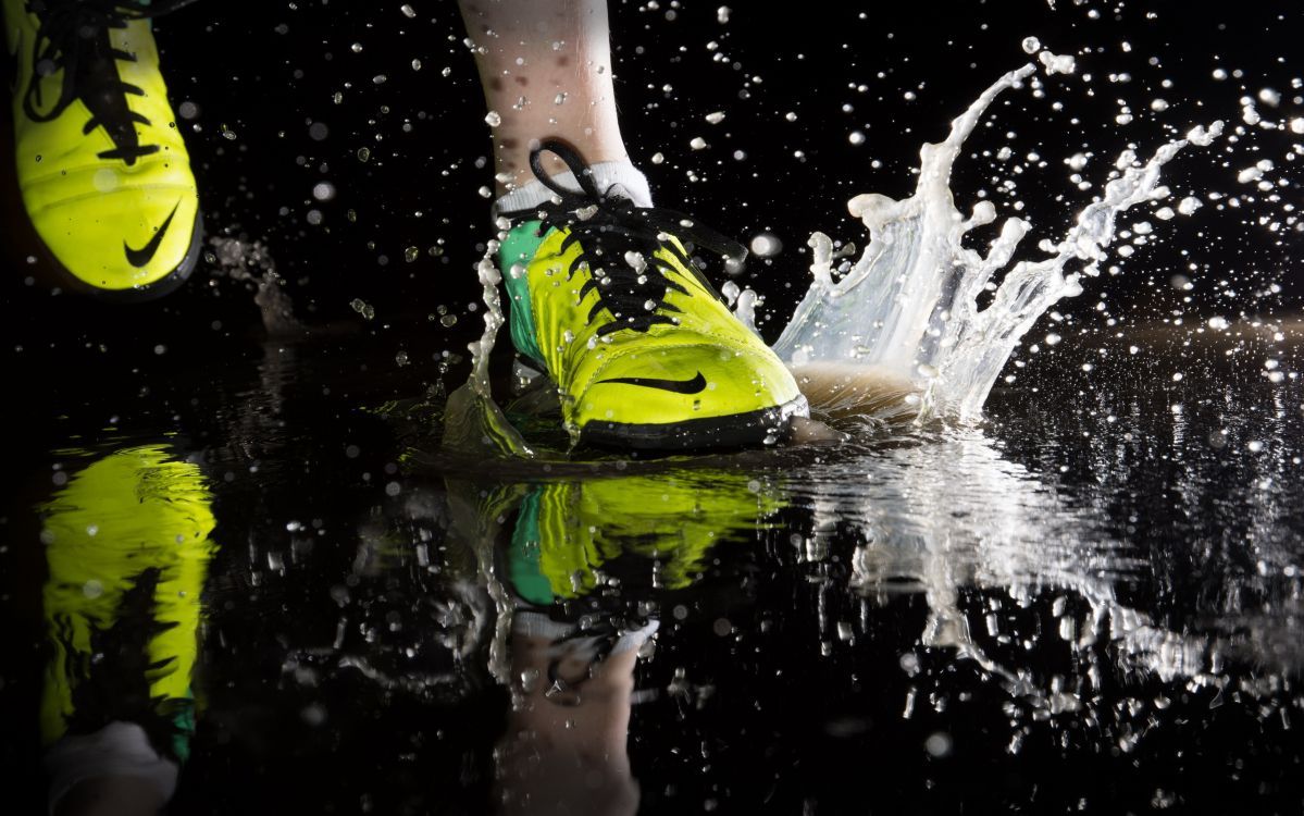  Nike Hintergrundbild 1199x750. Kostenlose Hintergrundbilder Person In Grünen Und Schwarzen Nike Sportschuhen Auf Dem Wasser, Bilder Für Ihren Desktop Und Fotos