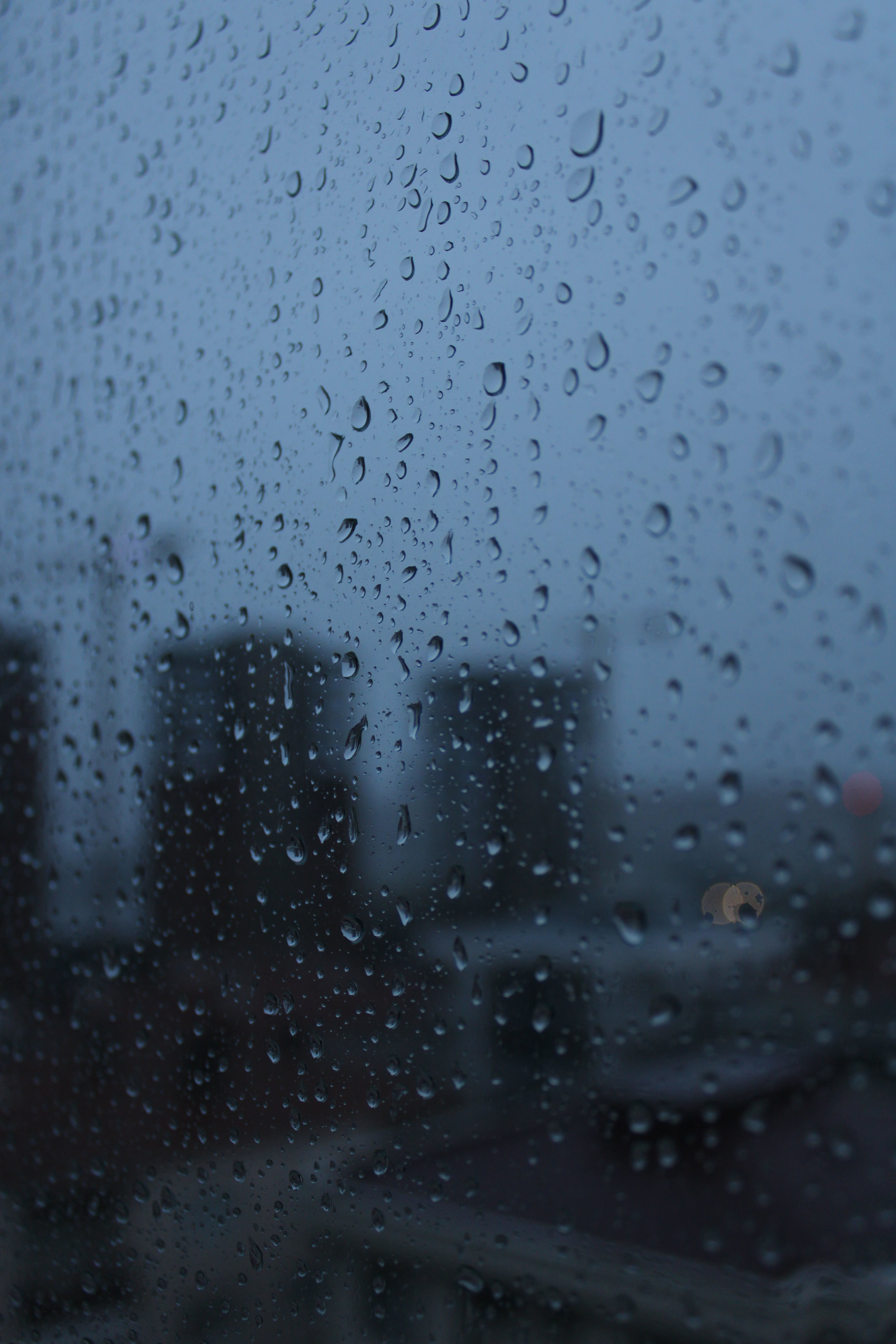  Regen Hintergrundbild 4000x6000. Kostenloses Foto zum Thema: fenster, glas, nass, regen, regnen, tröpfchen, tür, unscharfer hintergrund, vertikaler schuss, wasser