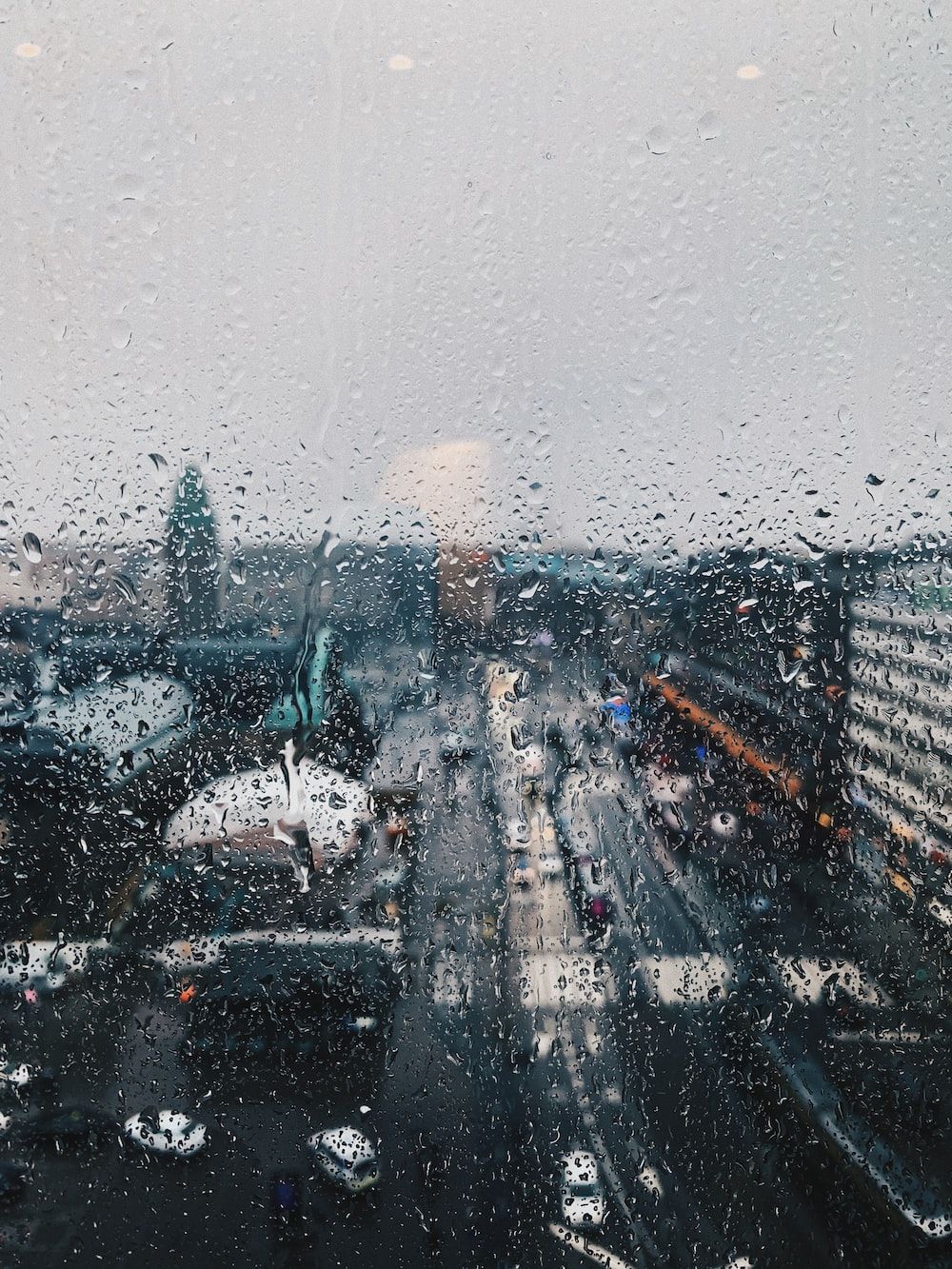  Regen Hintergrundbild 1000x1333. Foto zum Thema Blick auf eine Stadt durch ein regenbedecktes Fenster