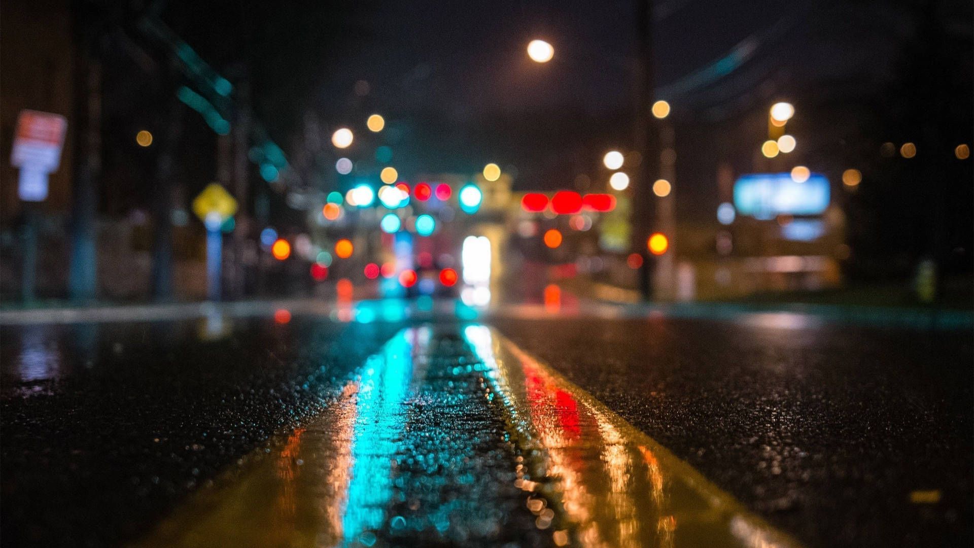  Regen Hintergrundbild 1920x1080. Downloaden Einverschwommener Nächtlicher Straßenblick Im Regen Wallpaper