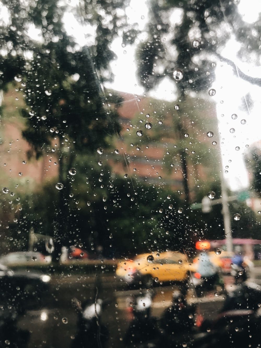  Regen Hintergrundbild 1000x1333. Foto zum Thema Blick auf eine Straße durch ein regenbedecktes Fenster
