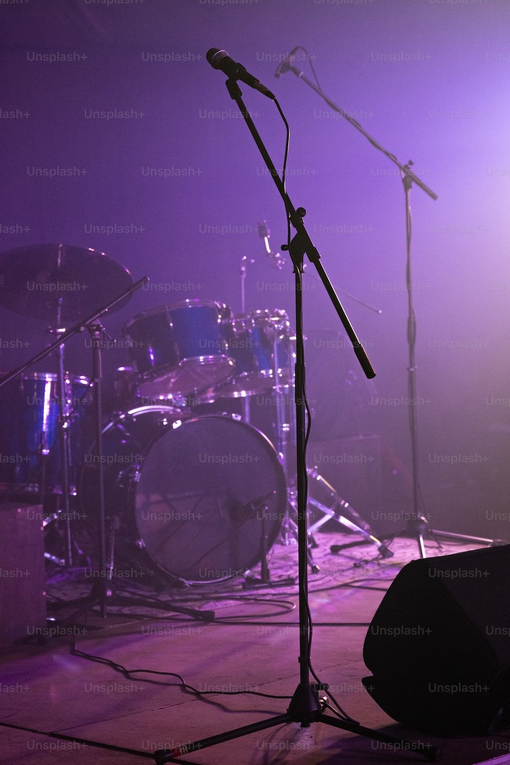  Bühne Hintergrundbild 1000x1500. Foto zum Thema Ein Mikrofon und Schlagzeug auf einer Bühne