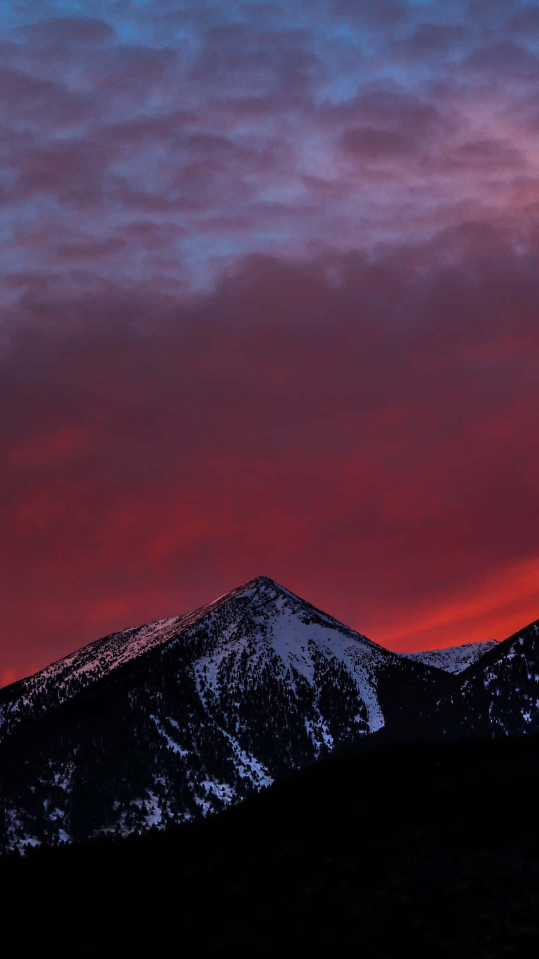 Winterliche Hintergrundbild 1080x1920. Downloaden Ästhetischesporträt Eines Winterlichen Sonnenuntergangs In Den Bergen Wallpaper