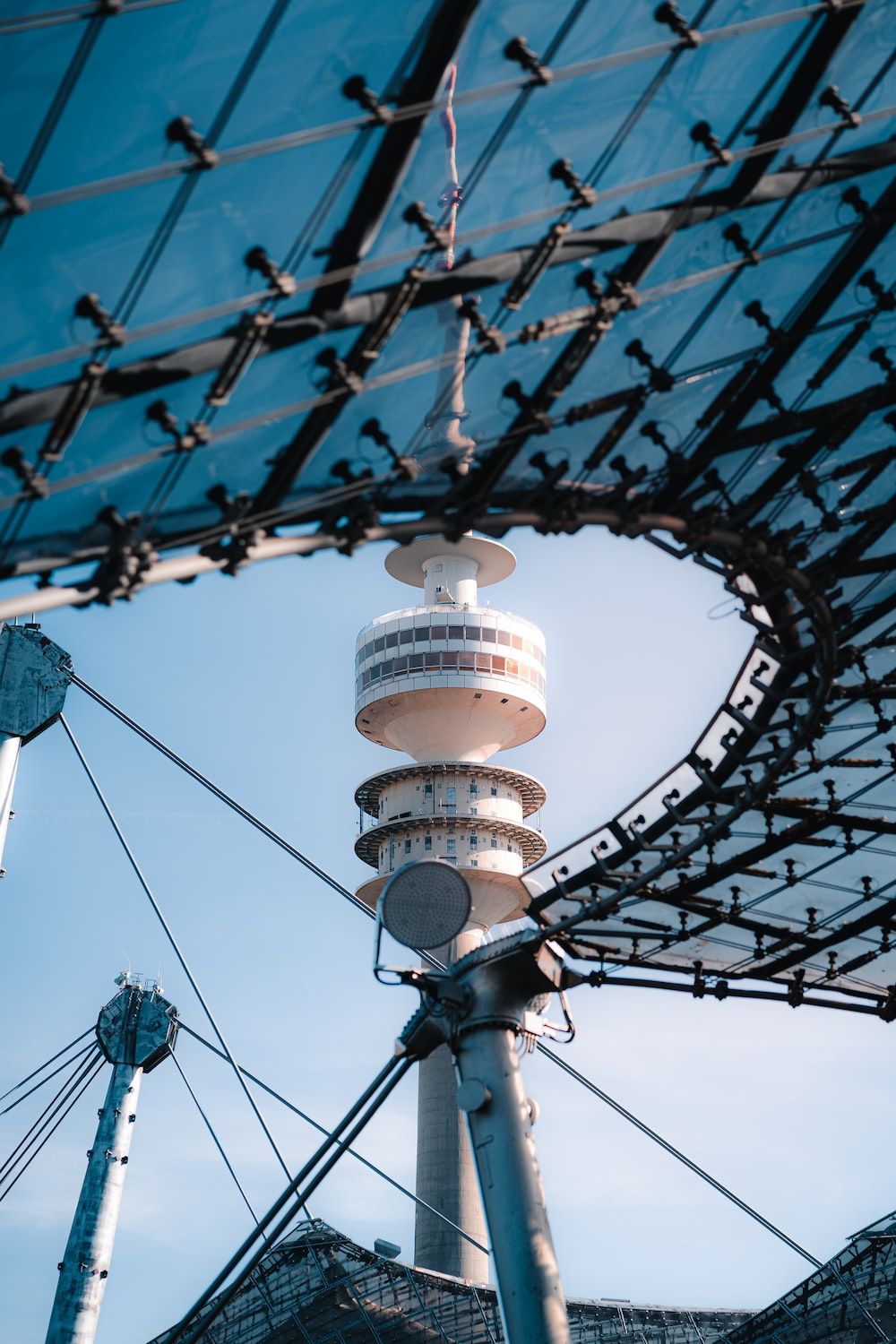  München Hintergrundbild 1000x1500. Foto zum Thema Ein hoher Turm unter blauem Himmel