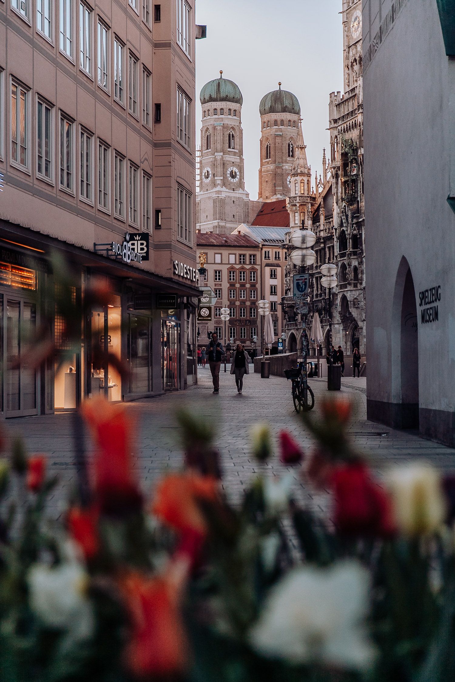  München Hintergrundbild 1500x2250. Ein abendlicher Spaziergang durch die Münchner Altstadt