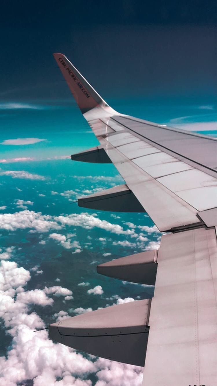  Flugzeug Hintergrundbild 750x1334. himmel #flugzeug #blue #fly. Parede de viagem, Papel de parede de avião, Janela de avião