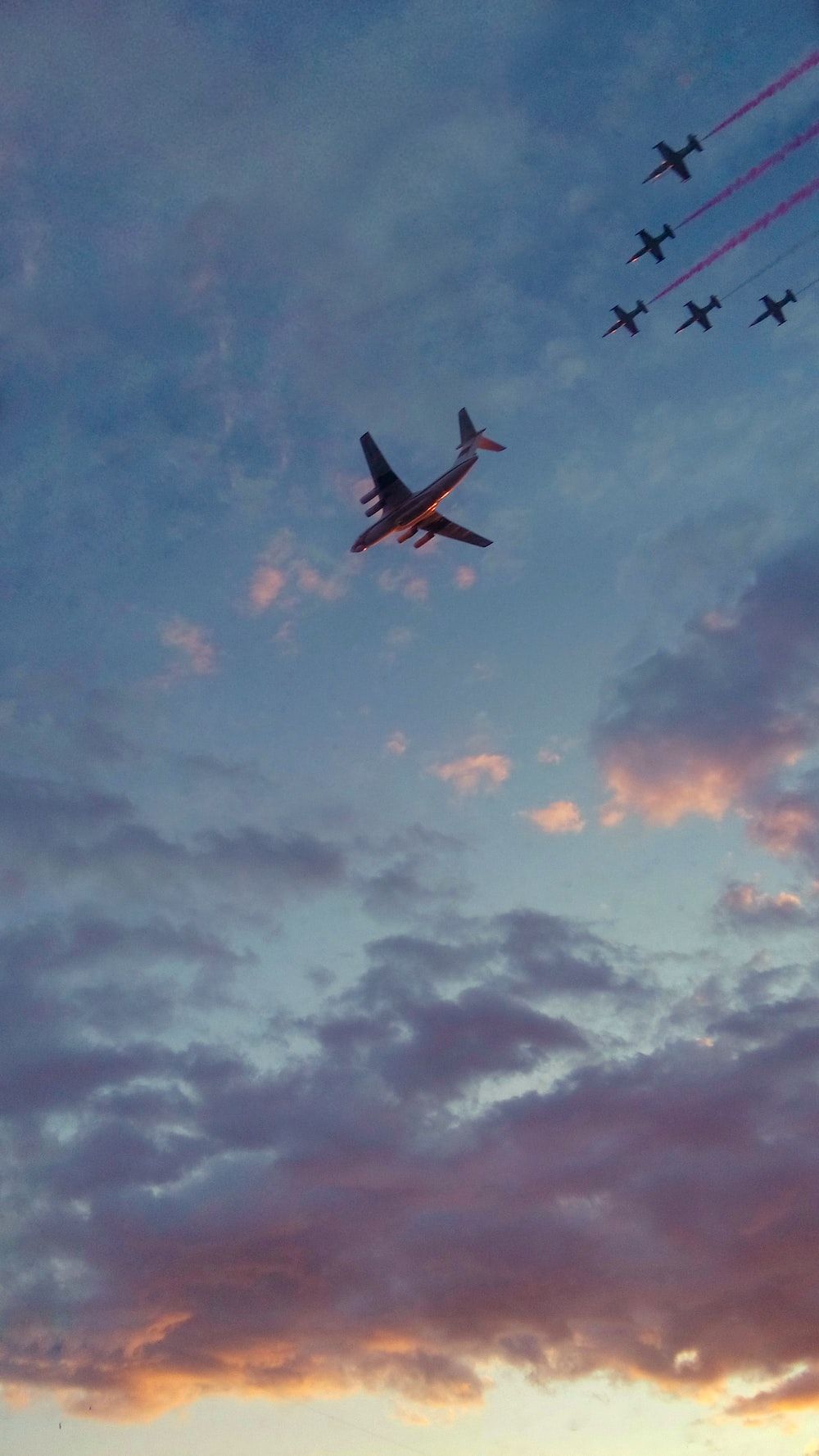  Flugzeug Hintergrundbild 1000x1778. Foto zum Thema Flugzeug am Himmel