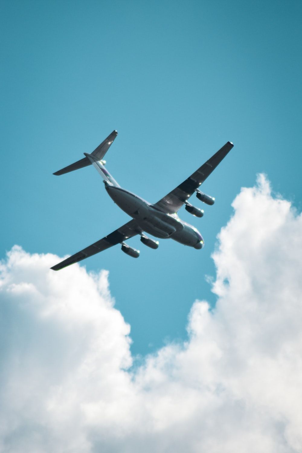  Flugzeug Hintergrundbild 1000x1499. Foto zum Thema Schwarzes Flugzeug, das tagsüber am Himmel fliegt