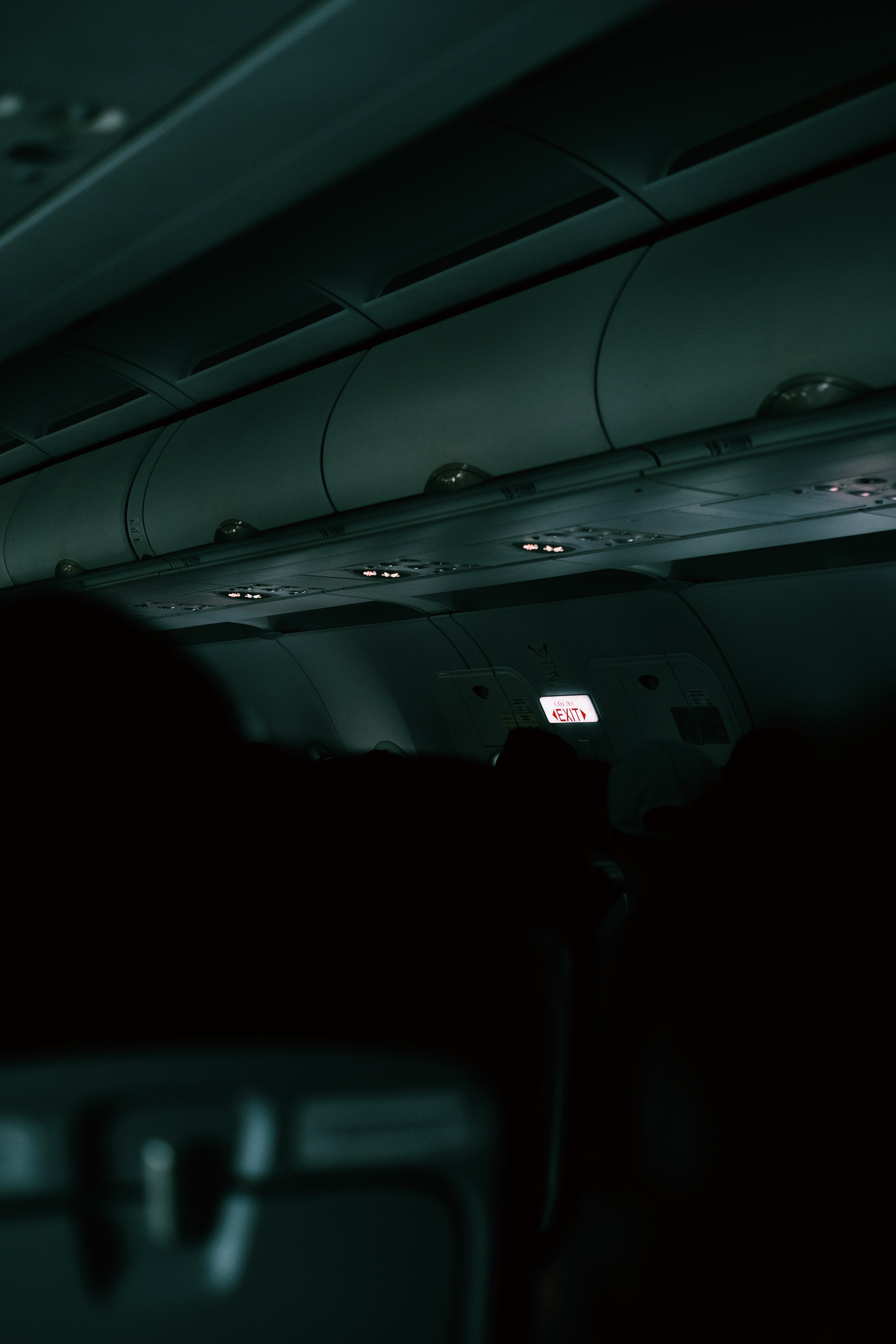  Flugzeug Hintergrundbild 4160x6240. Kostenloses Foto zum Thema: dunkel, fliegen, flug, flugzeug, innen, vertikaler schuss