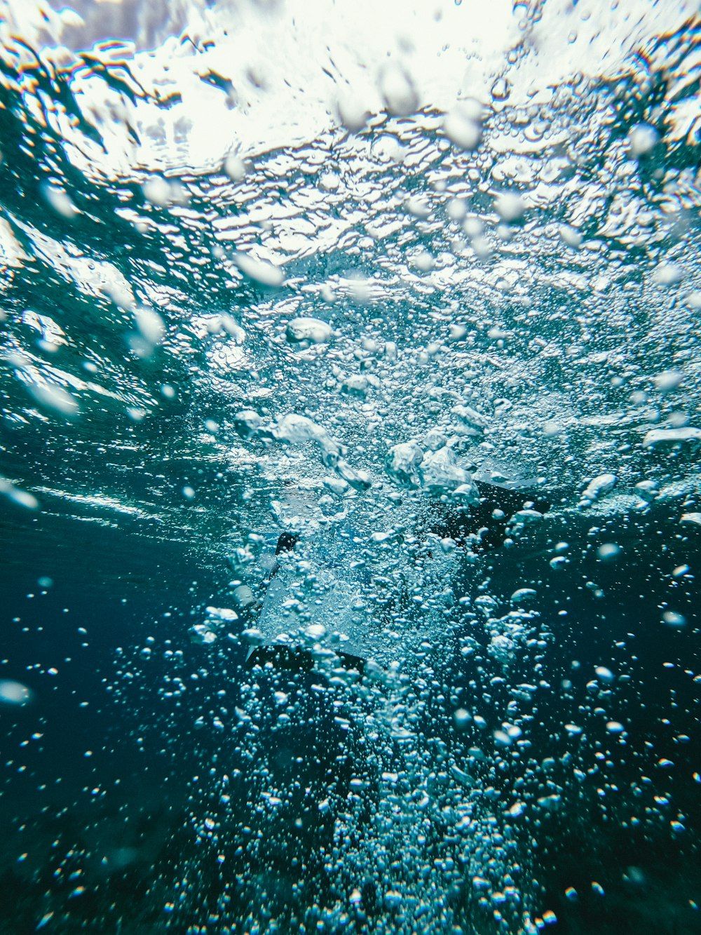  Wassertropfen Hintergrundbild 1000x1333. Foto zum Thema Wassertropfen auf Glasscheibe