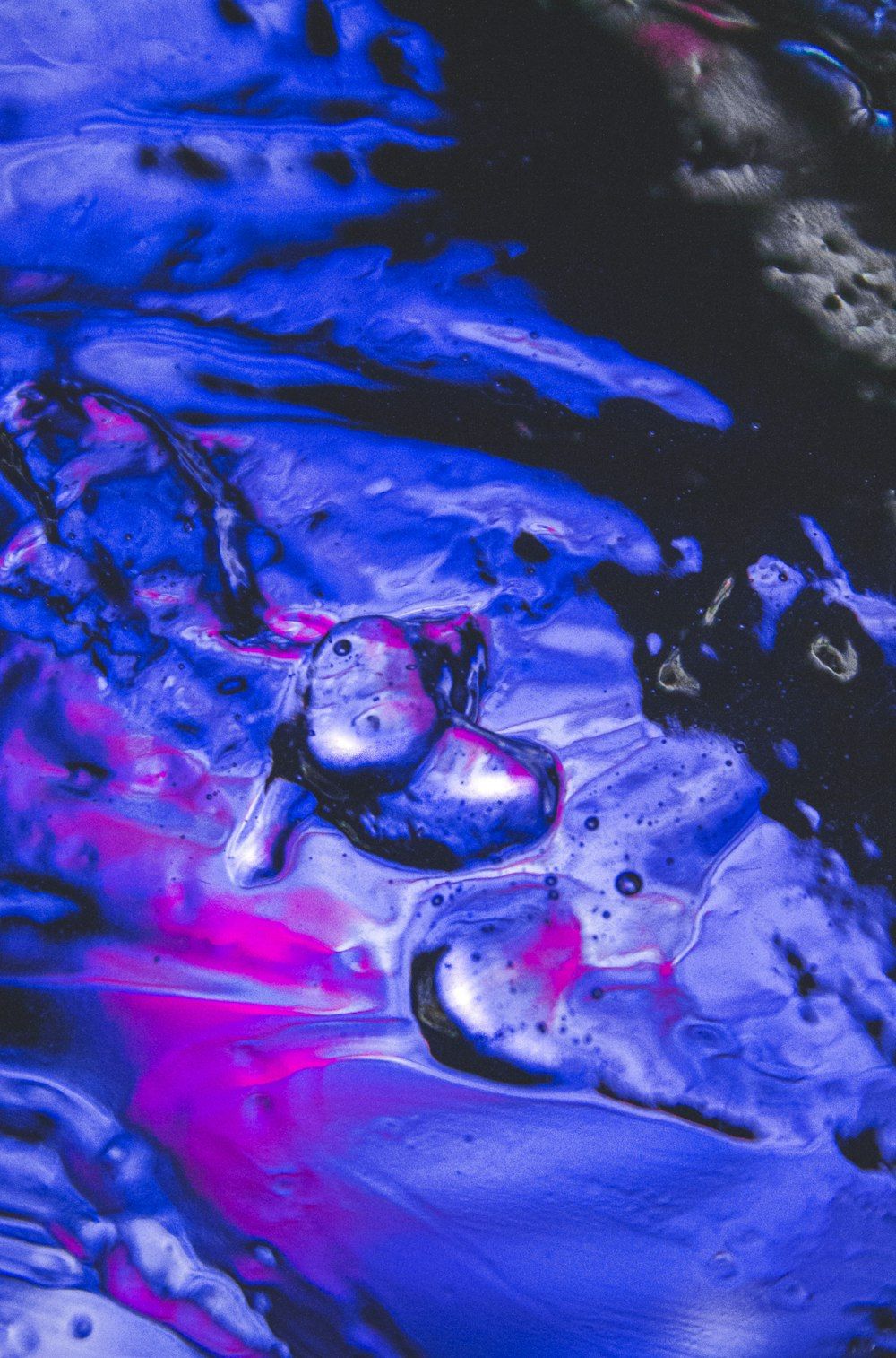  Wassertropfen Hintergrundbild 1000x1514. Foto zum Thema Lila und schwarzer Wassertropfen