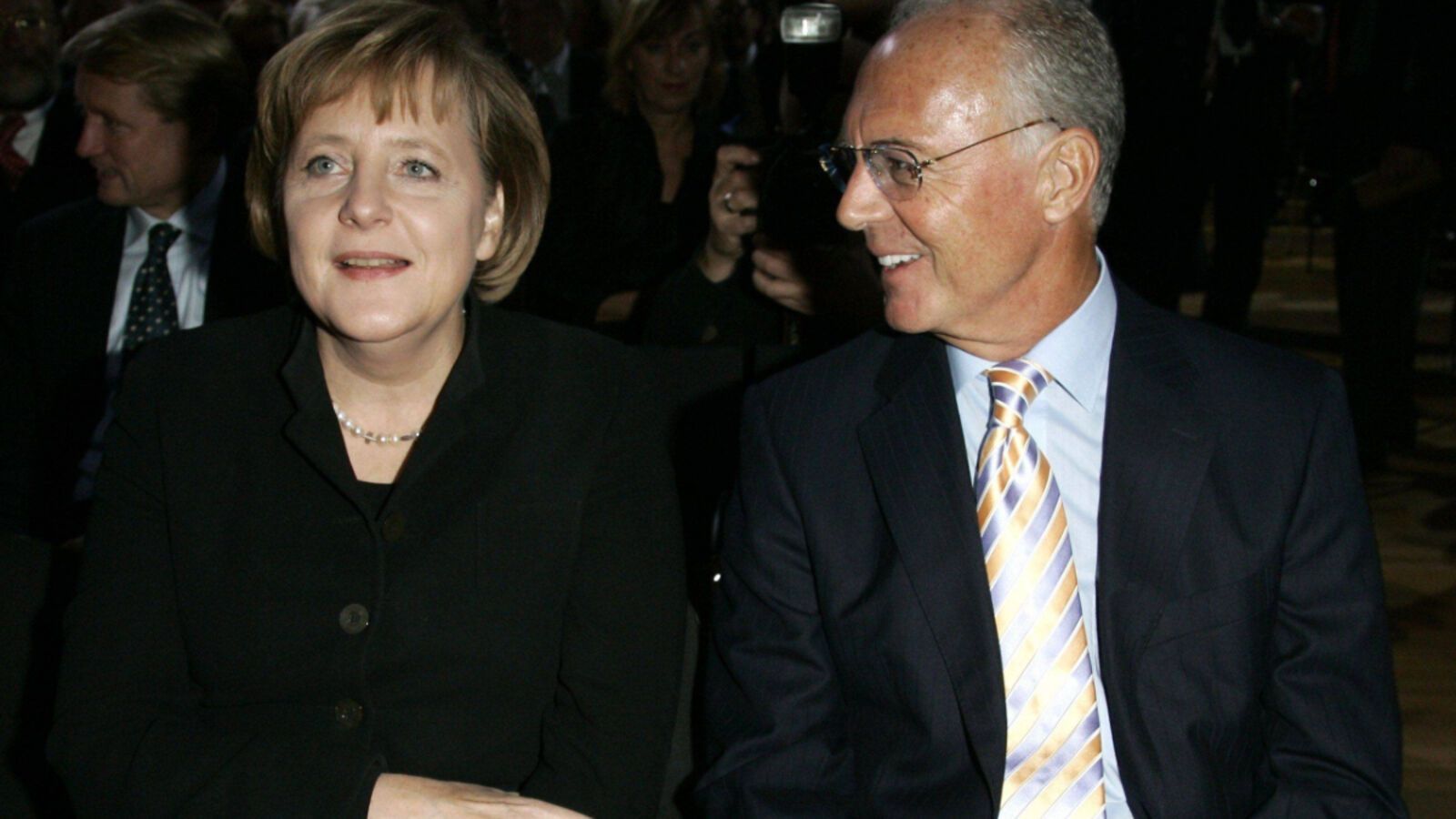  Angela Merkel Hintergrundbild 1600x900. Angela Merkel: Große Traurigkeit Worte über Tod von Franz Beckenbauer (†78)