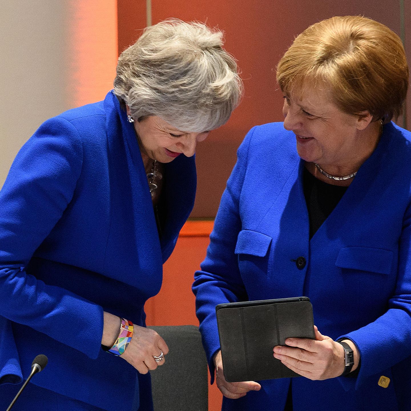  Angela Merkel Hintergrundbild 1440x1440. Angela Merkel + Theresa May: Warum Sie In Brüssel Beide EU Blaue Blazer Tragen
