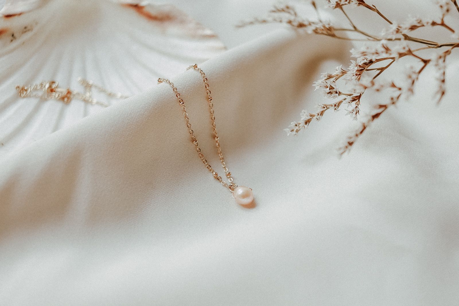  Perle Hintergrundbild 1600x1067. LIMITED EDITION: Magnificent Kette mit Perle in Apricot