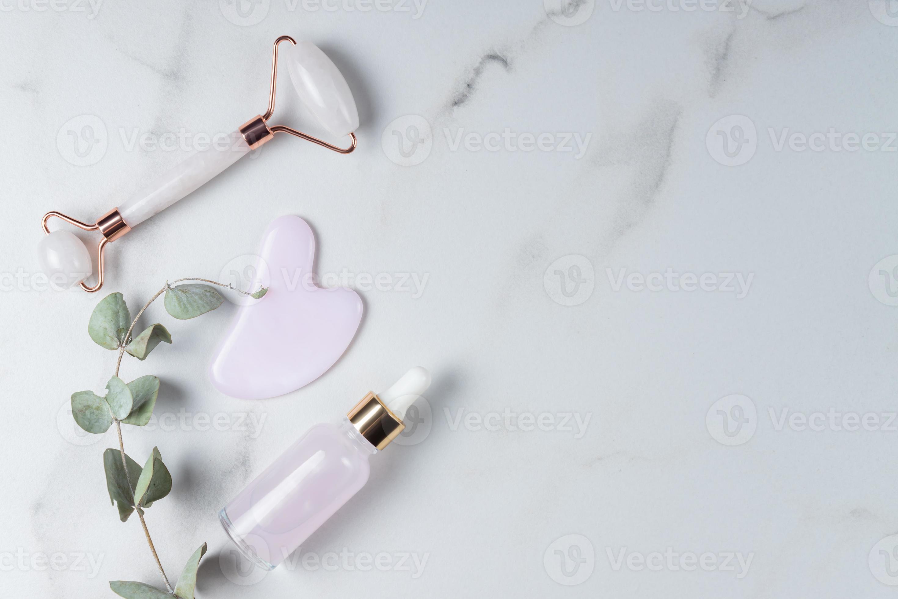  Schönheit Hintergrundbild 2940x1960. Rose quartz massage roller and gua sha stone scraper tools and dry eucalyptus on marble background. Flat lay, top view aesthetic beauty skin care wellness treatment concept