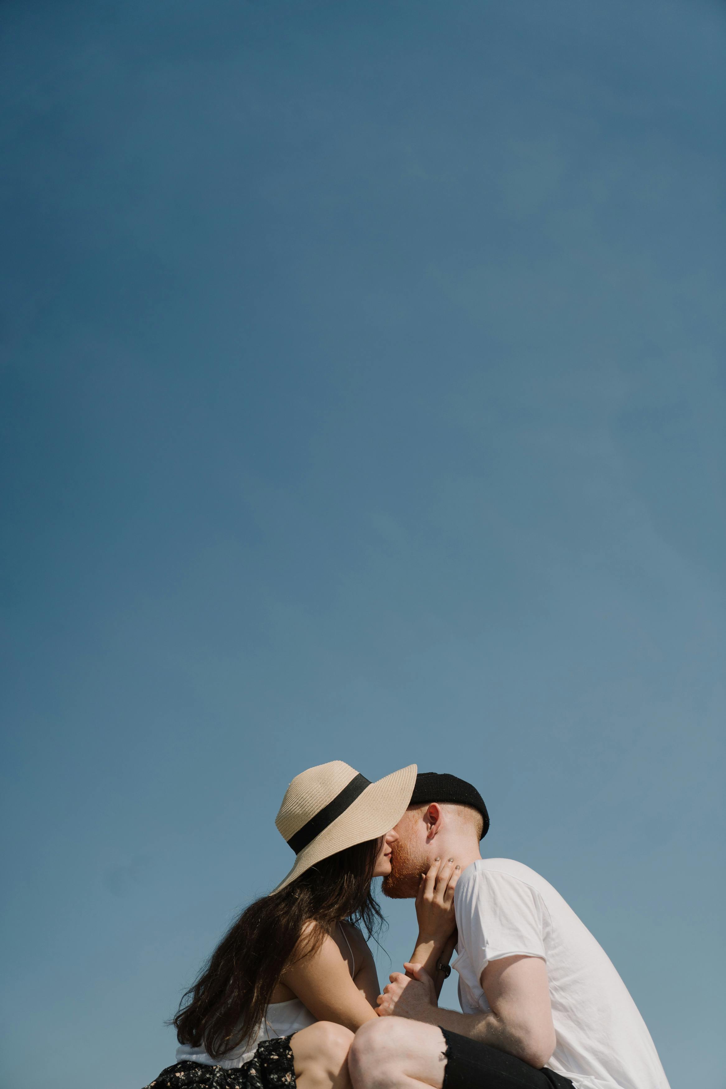  Umarmung Hintergrundbild 2333x3500. Mann Im Weißen Hemd, Das Braunen Hut Unter Blauem Himmel Trägt · Kostenloses Stock Foto