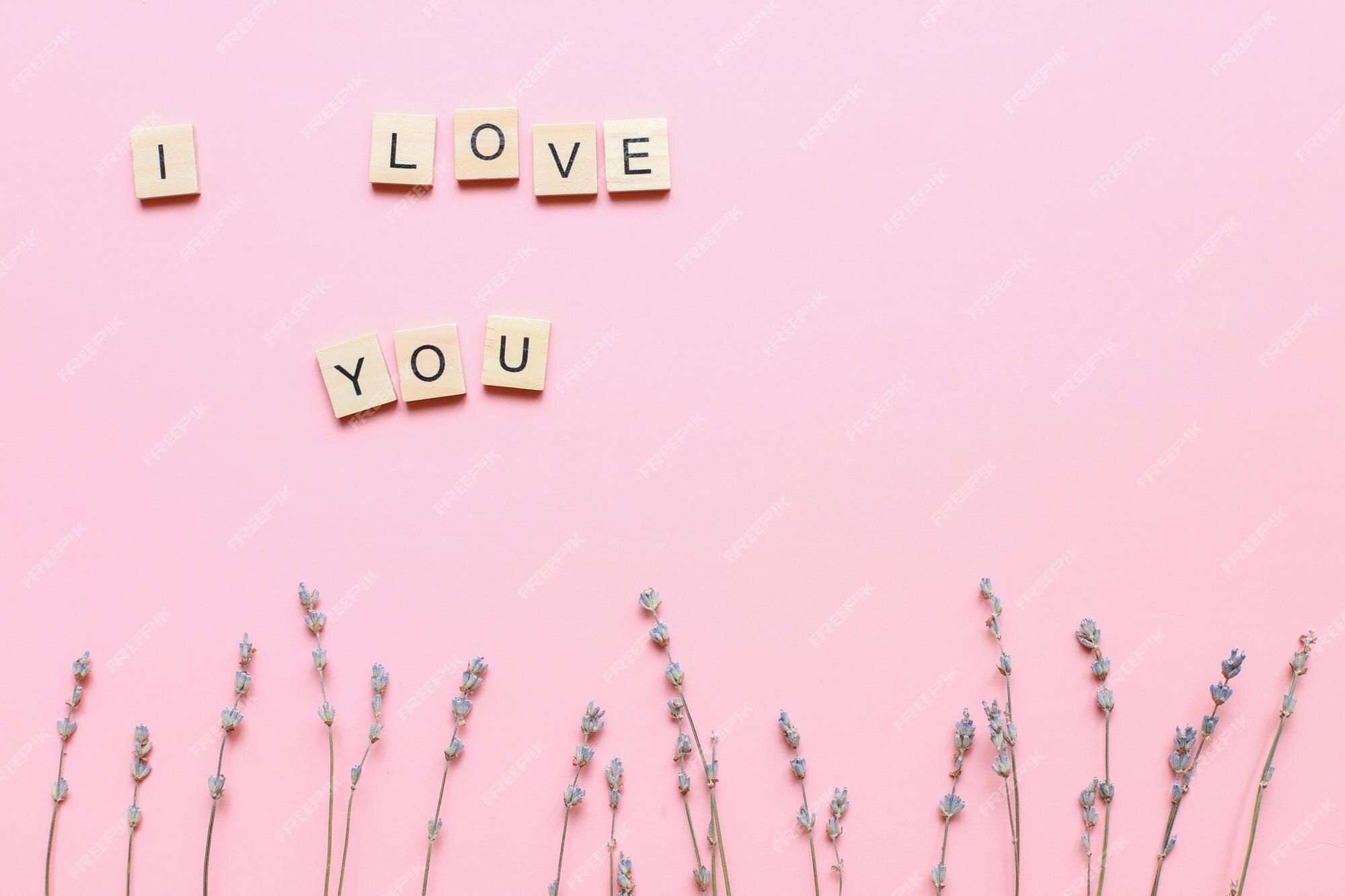  Ich Liebe Dich Hintergrundbild 2000x1333. Ich Liebe Dich Aus Holzbuchstaben Auf Rosa Hintergrund Mit Blumen Muttertagskarte. Flache Lage Für Den Muttertag