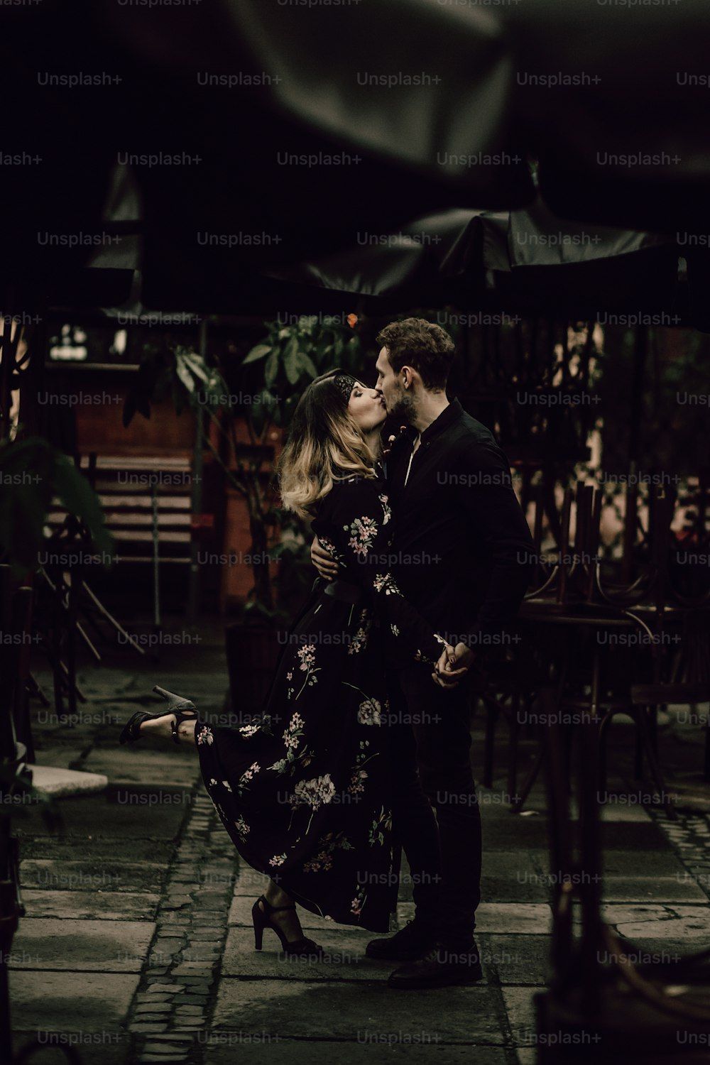  Umarmung Hintergrundbild 1000x1500. Foto zum Thema Glückliches Paar, das sich draußen in der Nähe von Regenschirmen in einem Restaurant in Paris küsst, stilvoller Freund und Freundin umarmen sich im Urlaub, Leidenschaftskonzept