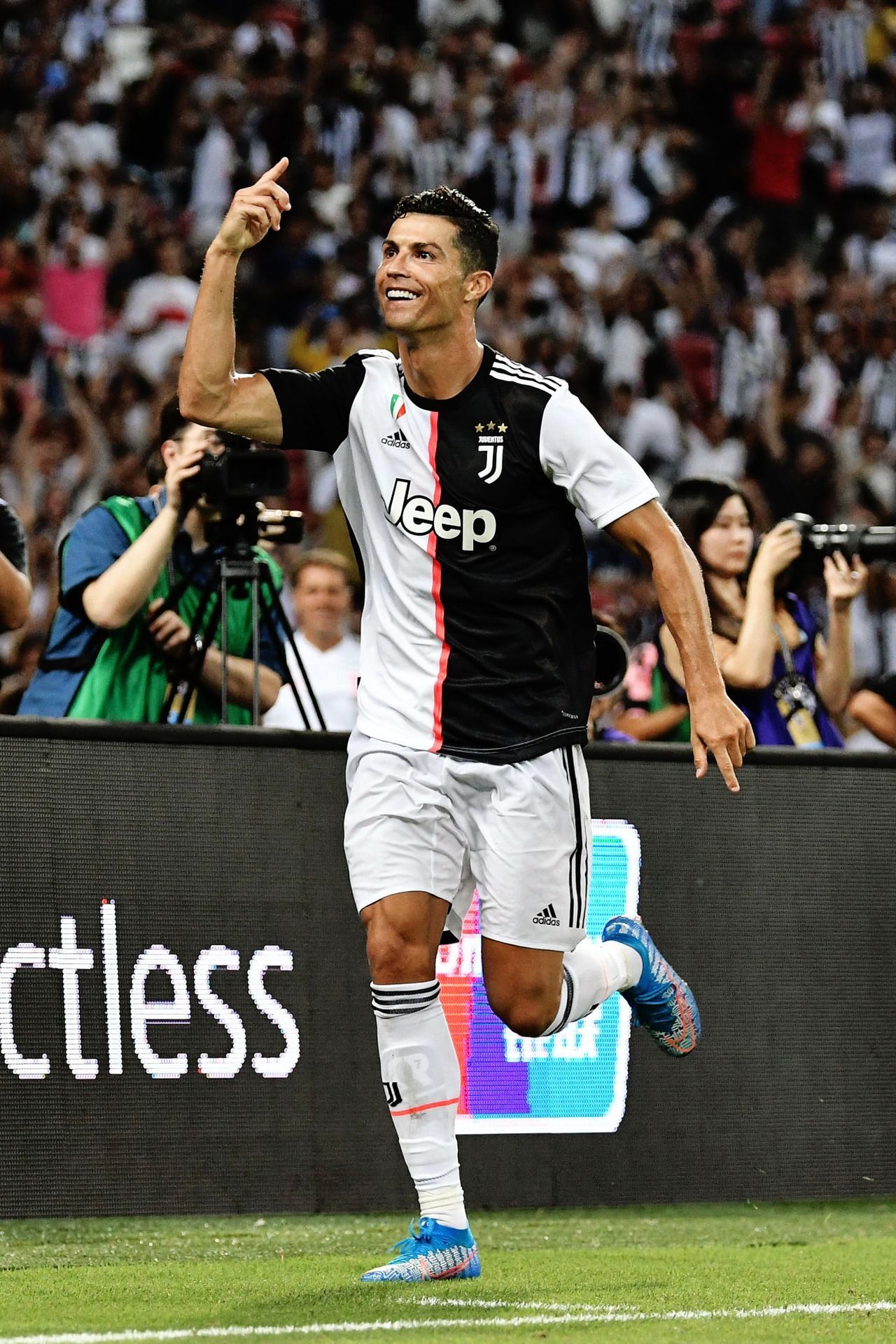  Cristiano Ronaldo Hintergrundbild 1280x1920. Celebrating Victory in Soccer Game