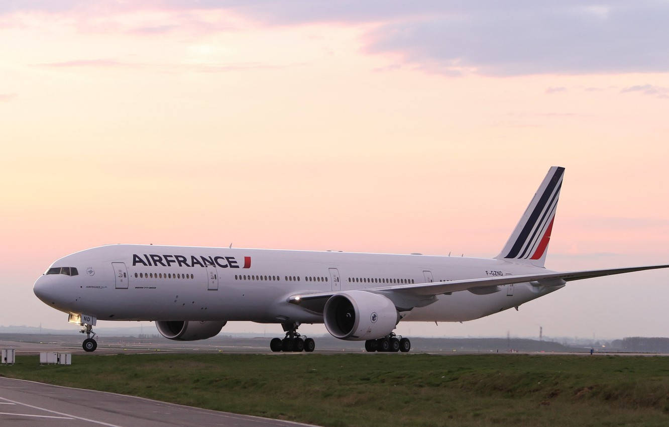  Boeing Hintergrundbild 1332x850. Download Aesthetic Air France Boeing 777 Plane On Runway Wallpaper