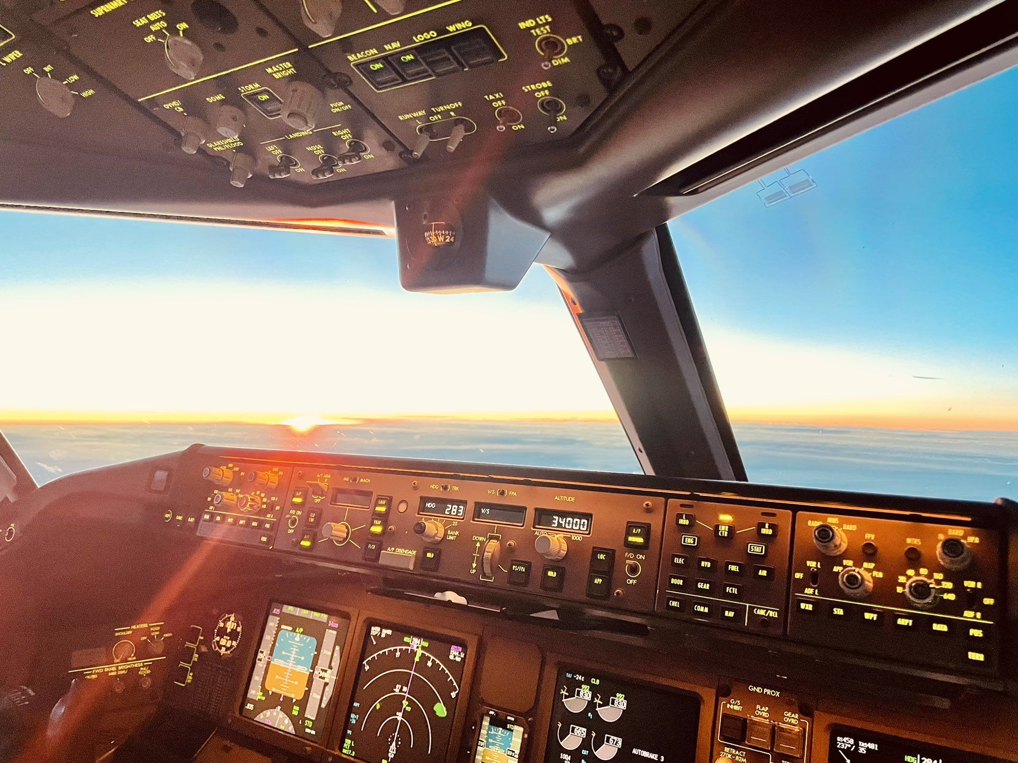  Boeing Hintergrundbild 2048x1536. Airbus Pilot on X: When the sun kisses my office! #pilot #airbus #boeing #sunset #AvGeek #emirates / X