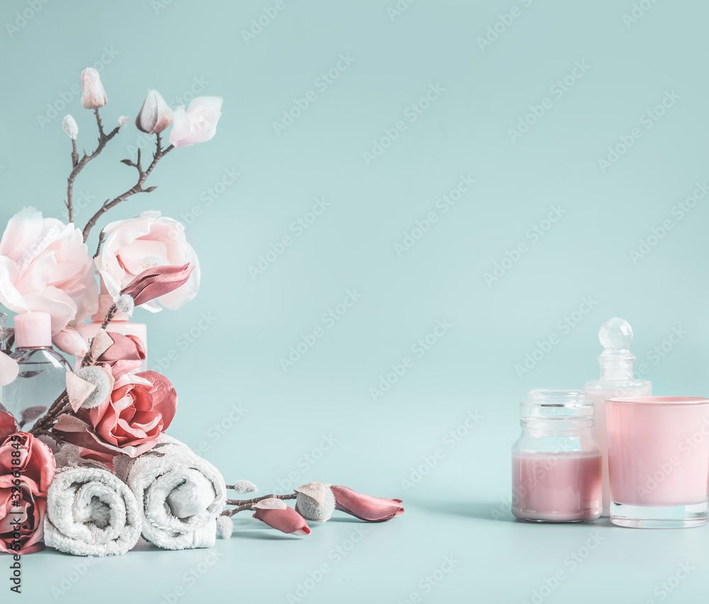  Pinke ästhetik Hintergrundbild 1000x851. Beauty Background With Pastel Pink Flowers And Cosmetic At Pastel Blue Background Stock Foto