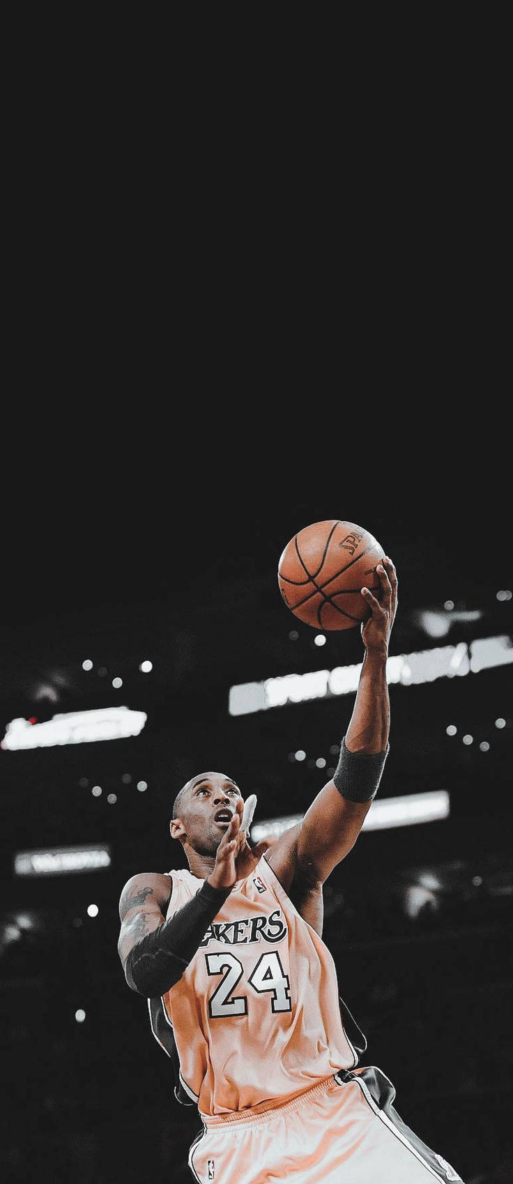  Kobe Bryant Hintergrundbild 736x1697. Download Aesthetic Kobe Bryant About To Shoot Wallpaper