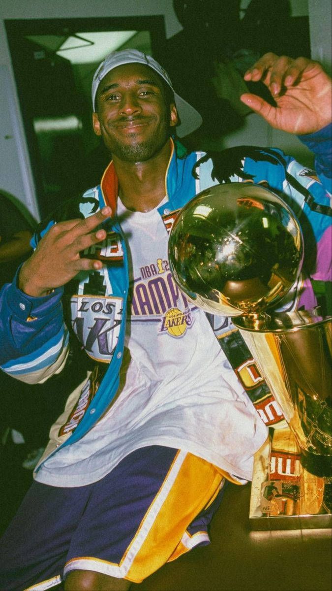  Kobe Bryant Hintergrundbild 675x1200. Download Aesthetic Kobe Bryant Smiling Wallpaper