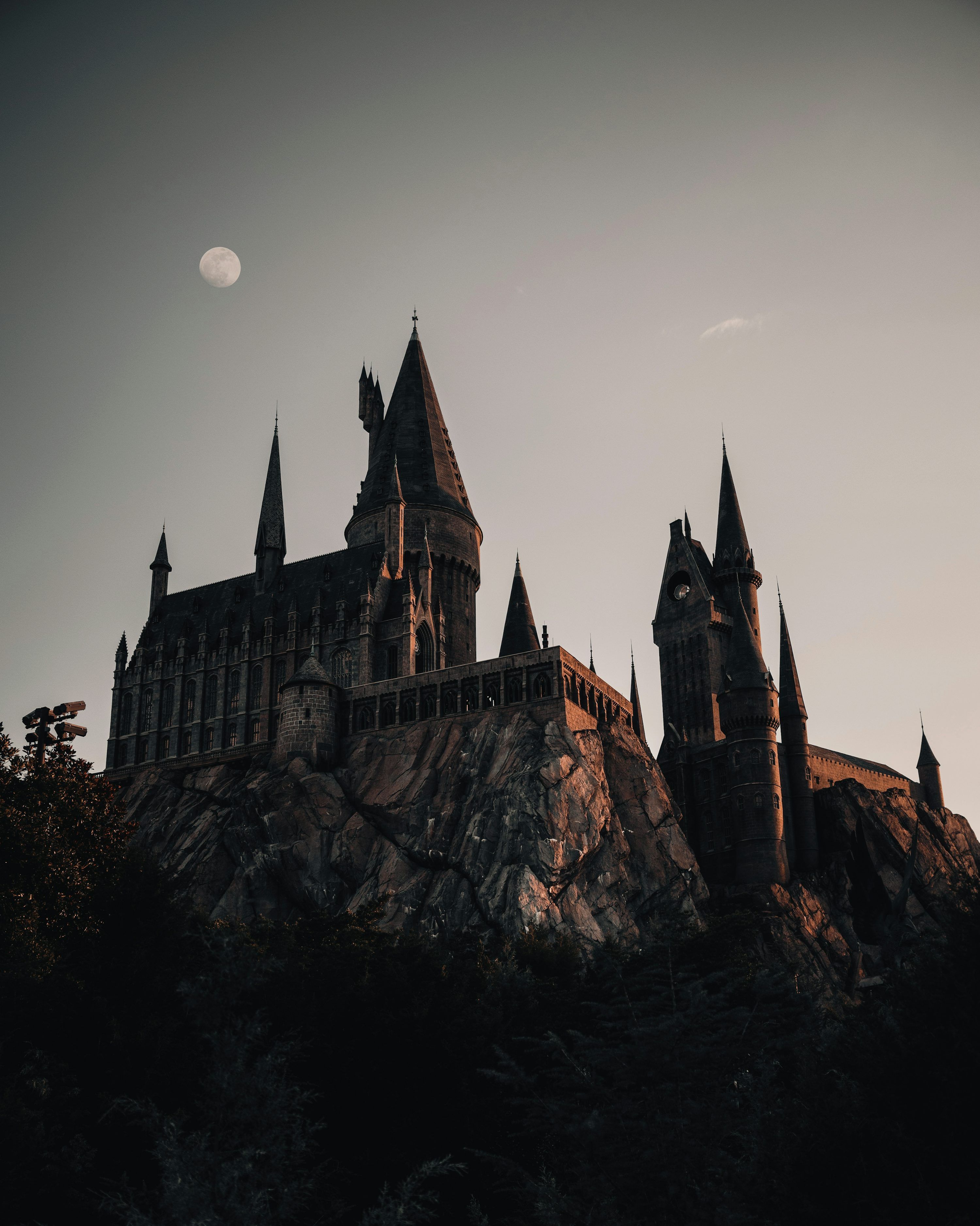  Harry Potter Hintergrundbild 3000x3751. Eine Burg auf einem Hügel Foto