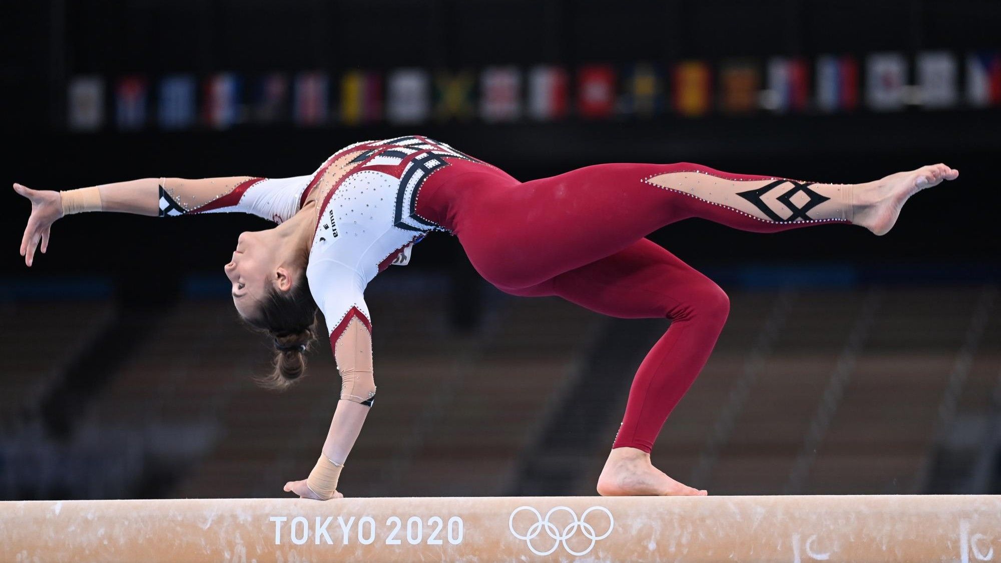  Turnen Hintergrundbild 2000x1125. Olympische Spiele Ganzkörperanzug gegen den männlichen Blick