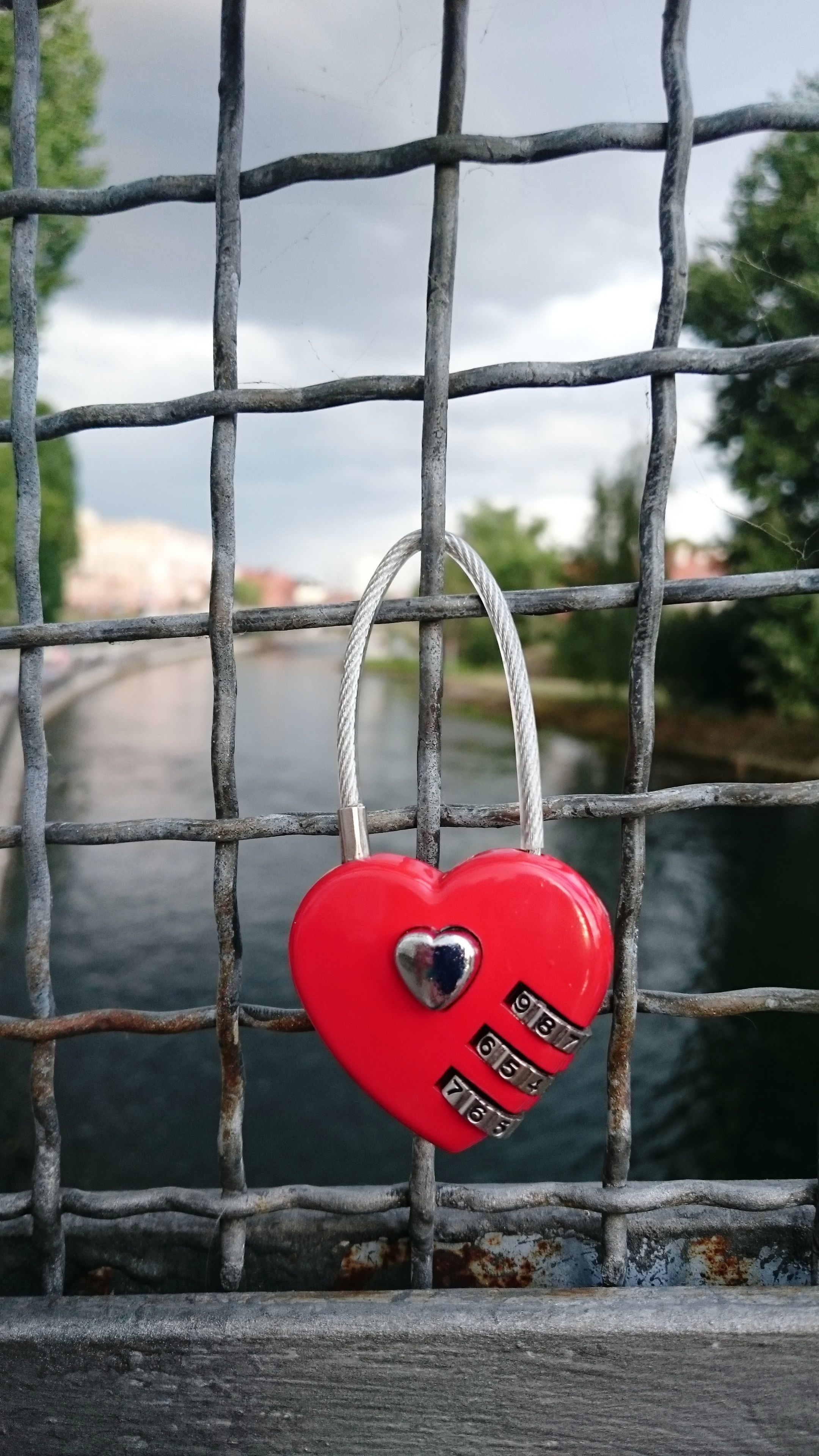  Herz Mit Brücke Hintergrundbild 2160x3840. Kostenlose foto : Boot, Herz, rot, Fahrzeug, Metall, romantisch, Sicherheit, abgeschlossen, Liebling, Schutz, Gefühl, Symbole, Romantik, Vorhängeschlösser, ewige Liebe, Schlösser der Liebe, Brückenliebhaber, Verliebe dich, sich verlieben 2160x3840