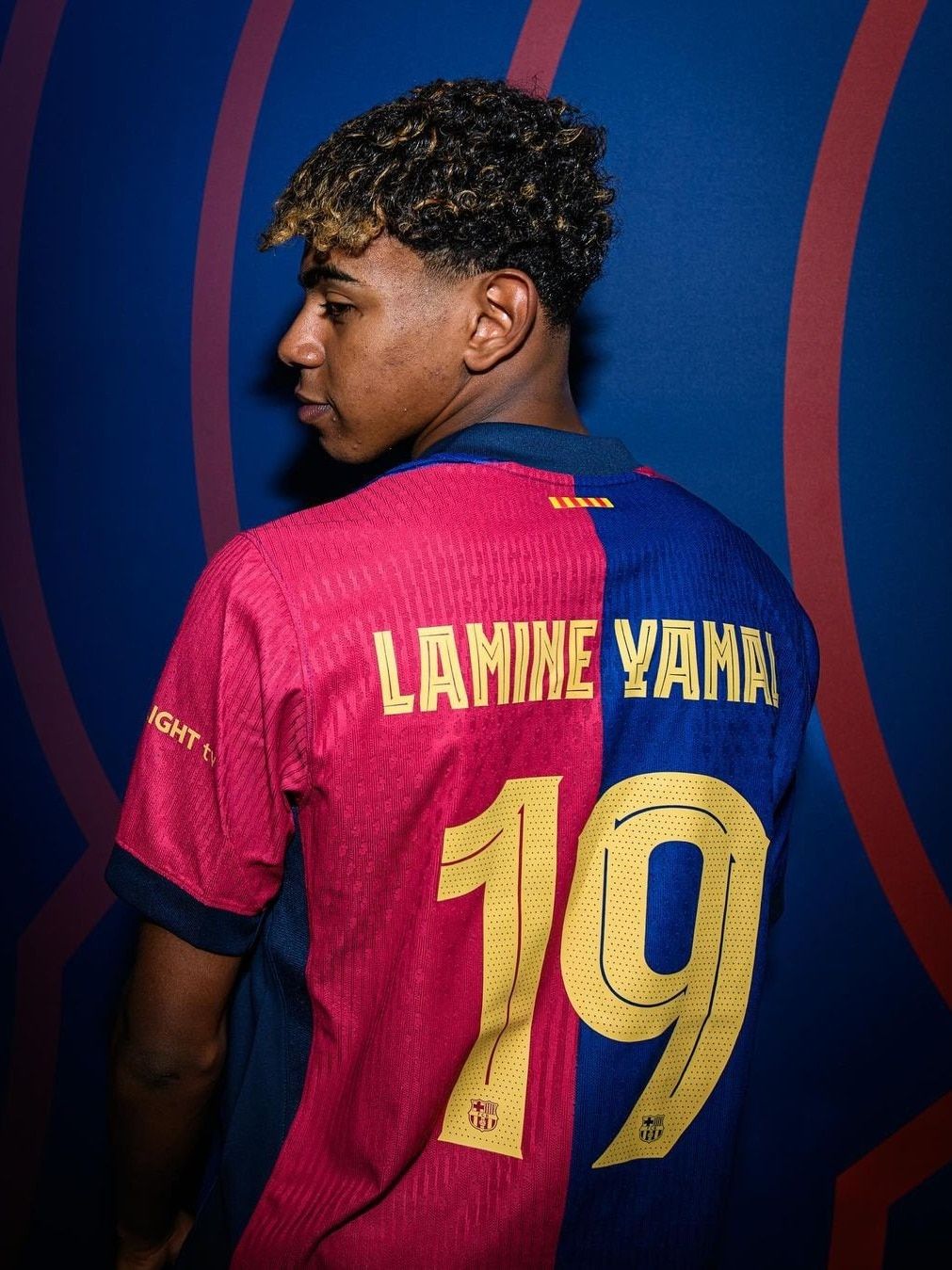  Lamine Yamal Hintergrundbild 1011x1349. Lamine Yamal inherits Lionel Messi's jersey No. 19 in FC Barcelona