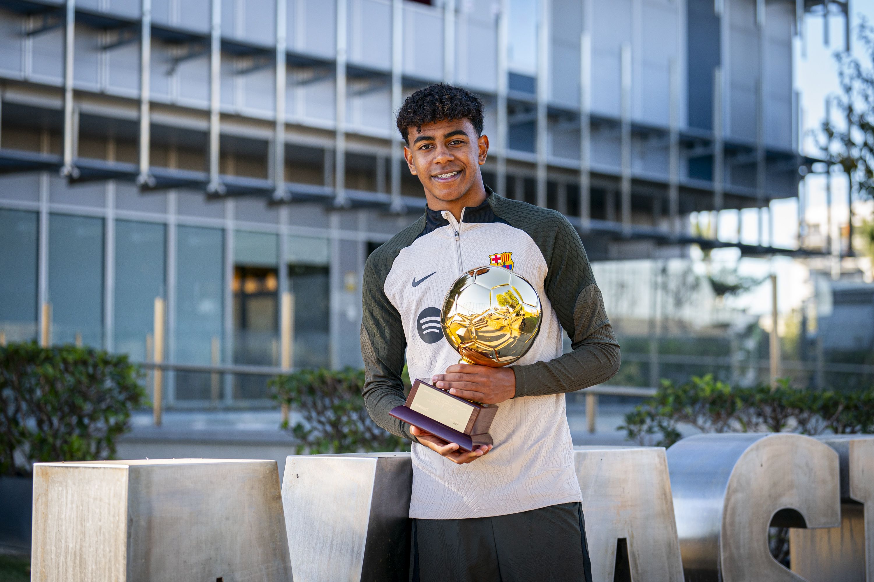  Lamine Yamal Hintergrundbild 3000x2000. Lamine Yamal and Aitana Bonmatí receive Golden Boy 2023 awards